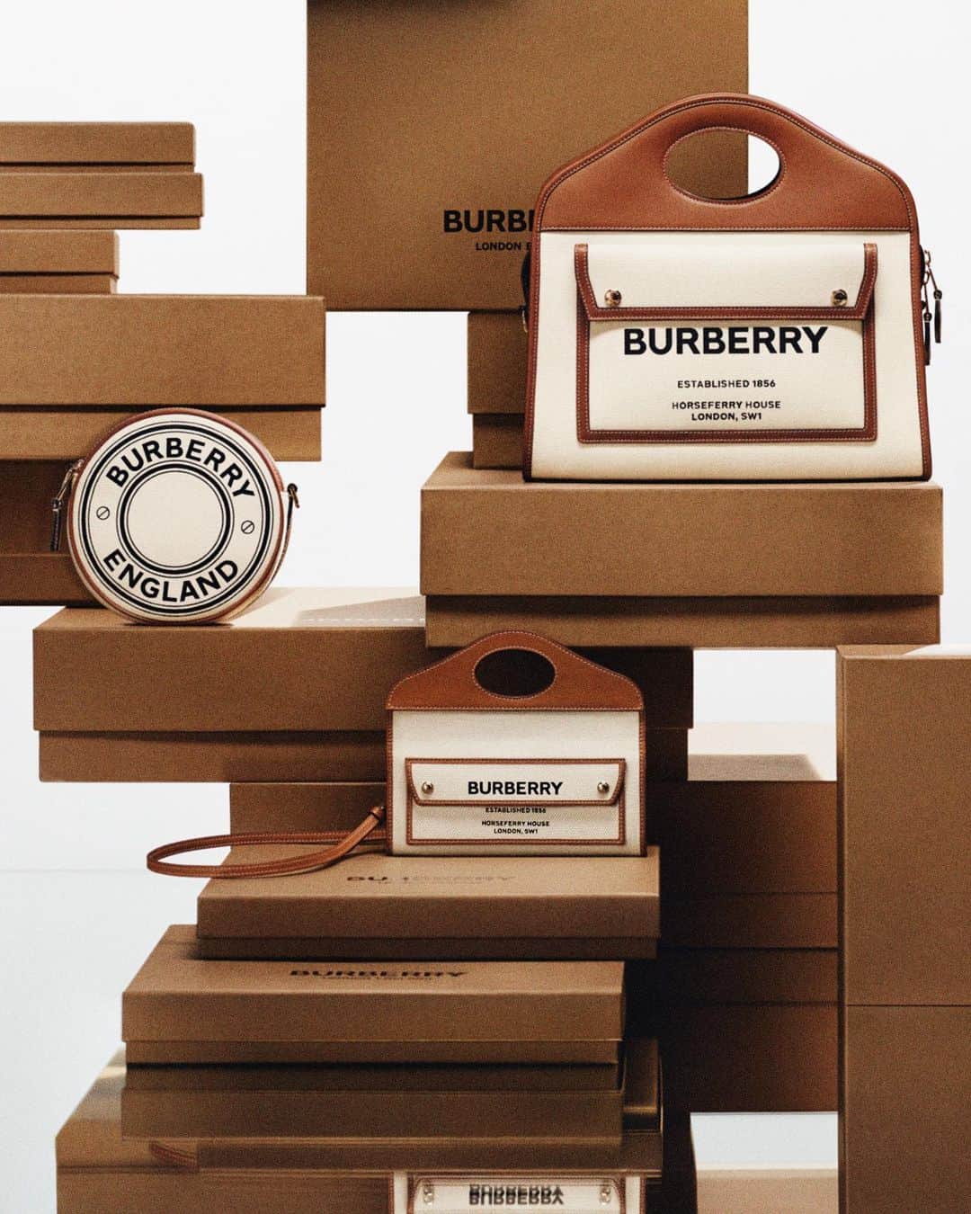 Burberryさんのインスタグラム写真 - (BurberryInstagram)「Crafted from canvas #BurberryGifts」12月12日 20時58分 - burberry