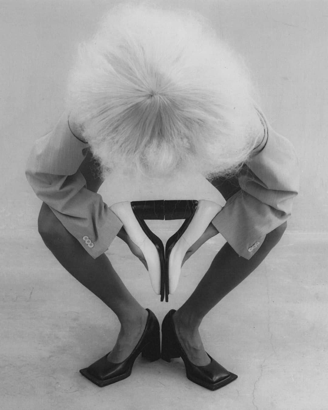 エルエヌシーシーのインスタグラム：「As a new delivery of the Ninamounah's highly sought after squared-toed, hoof-shaped Howler Heels landed at LN-CC, we interrupted Amsterdam-based co-founders Ninamounah Langestraat and Robin Burggraaf's lockdown to discuss how Prohibition bootleggers inspired the shoe, to uncover the brand’s origin stories and research its latest evolution.  View the editorial online now. @ninamounah @nikolalamburov @ferdisibbel @latoyavelberg @davidkoppelaar @karinazharmu」