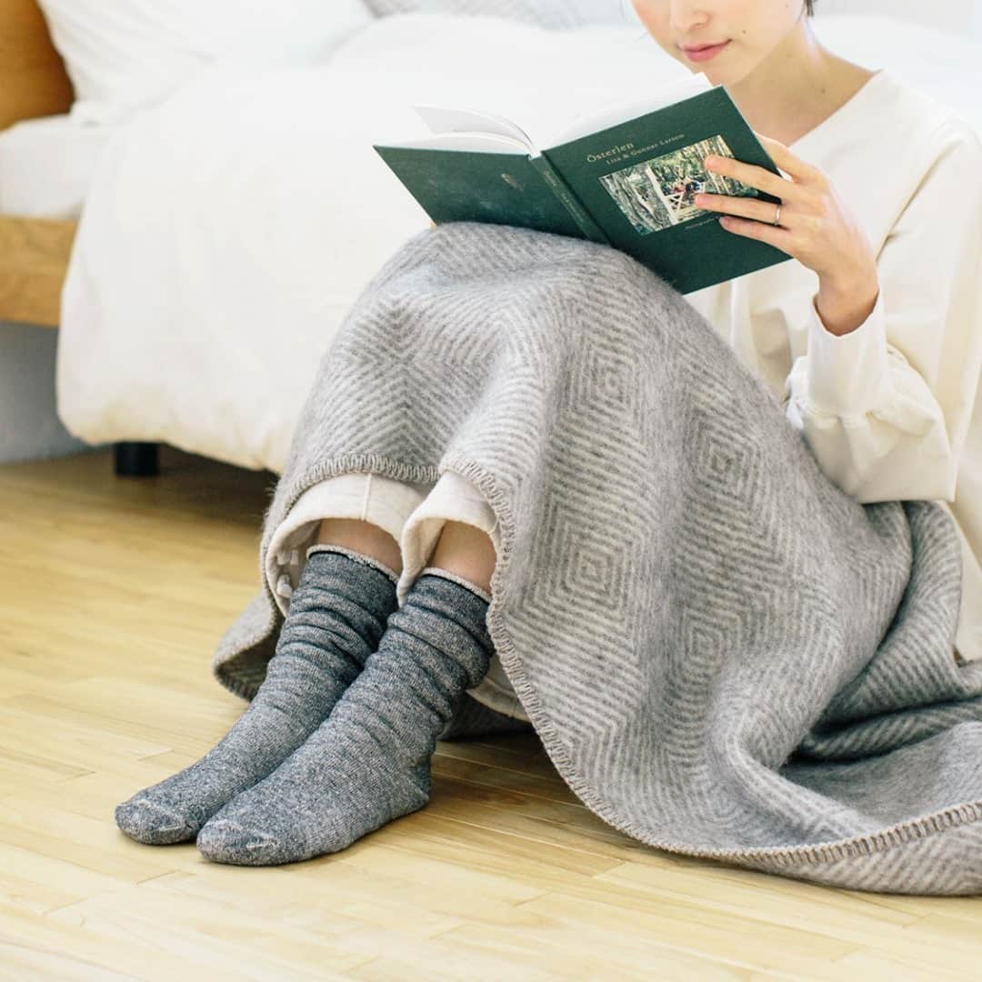 のインスタグラム：「"少し大きめ" が仲間入り！一日中、快適なあたたかさのルームソックス . - - - - - - - - - - - - 昨年の冬にたいへんご好評いただいた ルームソックスが、今年も発売になりました！  今年は「23〜25cm」 と「25〜27cm」 の、 2サイズ展開！ ジャストサイズを選ぶもよし、 大きめを選んで重ねばき用の カバーソックスにするのもおすすめです。 もちろん男性にも◎  フカフカもっちりな肌触りの「パイル生地」は、 蒸れ知らずで一日じゅう快適なあたたかさ。 掃除に洗濯、洗い物。家のなかを歩くたび、 心地よさにうっとりするような一足です。  足元をしっかりと暖めて、 快適な家じかんをお過ごしくださいね。 . - - - - - - - - - - - - - - - - - - - - - - - - 内側パイルのあったかルームソックス . ▶お買いものはプロフィールのリンクからどうぞ→@hokuoh_kurashi . ※ 24日（木）、25日（金）までに商品のお届けをご希望の場合は、【12月22日（火）9時まで】にご注文いただくことをおすすめします。 . #KURASHIandTripsPUBLISHING#KURASHIandTrips#fashion#coordinate#ルームソックス#冷えとり#冷え対策#冷え#靴下#秋#冬#冬支度#ファッション#コーデ#コーディネート#シンプルコーデ#今日のコーデ#お家じかん#家じかん#シンプル#シンプルライフ#シンプルデザイン#暮らしを楽しむ#日々の暮らし#北欧#暮らし#北欧暮らしの道具店」