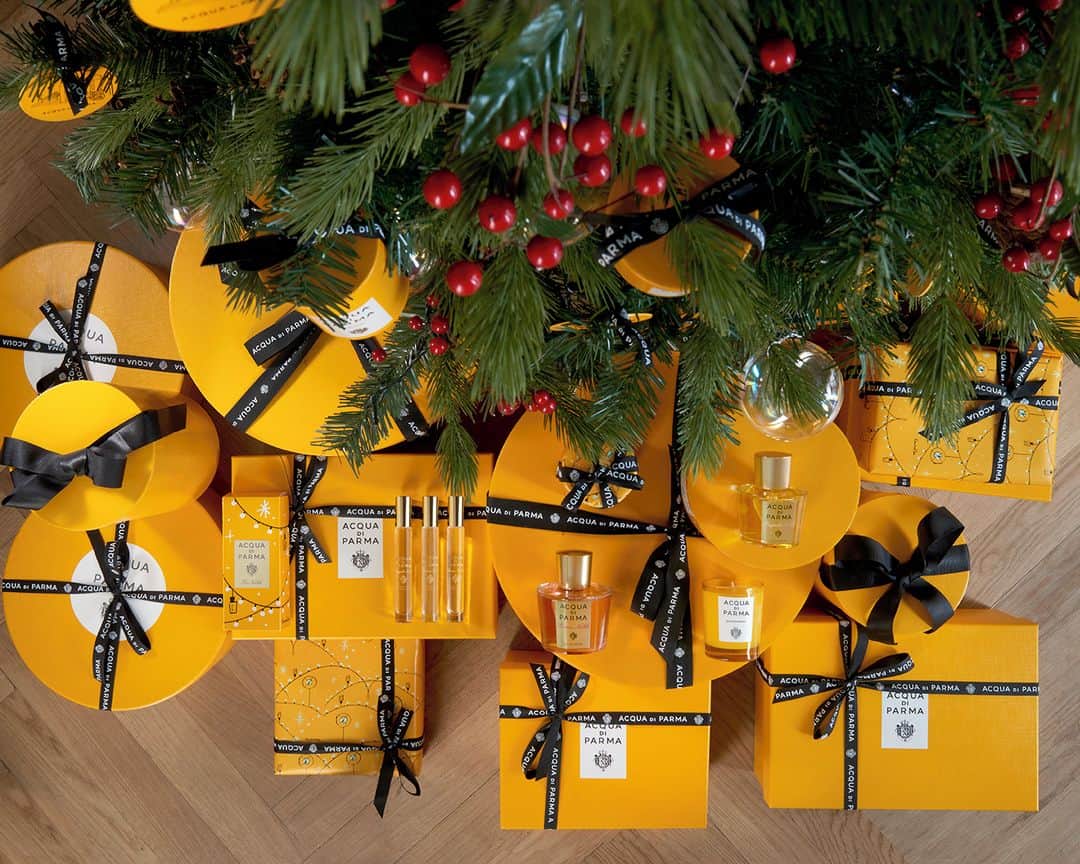 のインスタグラム：「All the fragrance indulgences on the top of her wish list, beautifully-wrapped and ready to gift.⁣ Make sure your gifts get delivered in time for the Holiday Season.⁣ #holidayseason⁣ .⁣ #acquadiparma #giftforher #holiday #lenobili」