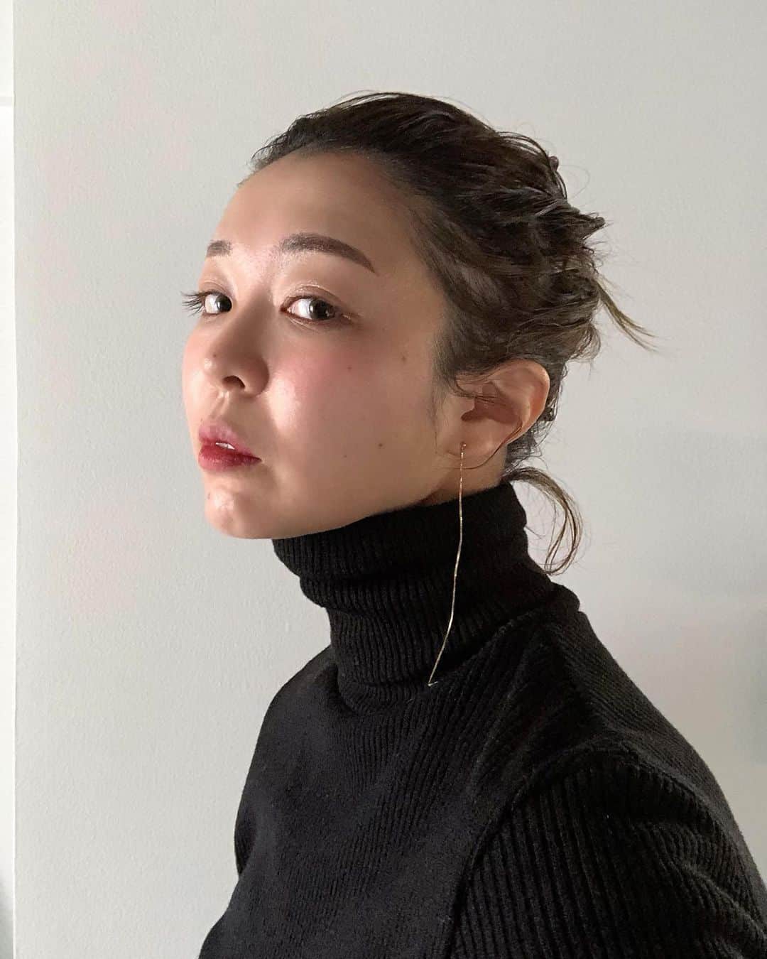 北岡りえのインスタグラム：「眉のアートメイクについて、お問い合わせが多かったのでこちらにも 載せます🙇‍♀️  先日ずっと気になっていた眉のアートメイク　@arub.clinic さんに。　 担当は　@arub.nurse.shoko  さん♡  お客様が通われているサロンさんで、ドキドキながらいってきました。  施術は塗る麻酔で時間を置いてから。 個人差はあるそうですが、私は痛がりなのでちょっとツンツンの痛みが気になりましたが 施術が想像より早くてほっとしておりました🙏(20分くらい？)  1日目〜最低3日間は水がつかないよう拭き取りメイクしたり、ワセリン塗って乾燥させないなど　丁寧にスタッフさんが教えてくださいました☺️  薄々眉毛で生えてもこなかったので…毎朝の眉メイクが億劫なのと、形とか合ってるのか年々わからなくなってたのもこれで助かります✨  施術後10日ほどはまだ濃い眉色ですが 定着までキリッと眉で過ごしつつ🤨 肌に馴染むのが楽しみ〜♡  #眉アートメイク」