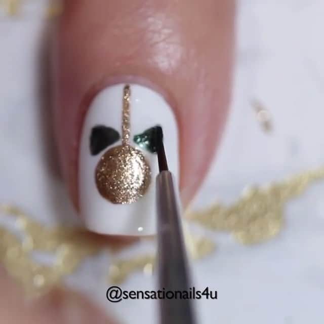NailsVideosのインスタグラム：「Christmas nails by @sensationails4u 🎄」