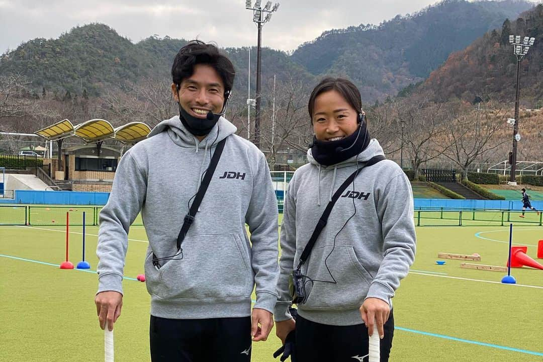 及川栞さんのインスタグラム写真 - (及川栞Instagram)「. Hockey clinic in Kyotamba🏑💓 京丹波町でのホッケークリニック みんな真剣に楽しく参加してくれて ありがとうございました。 同級生の健太とコンビ組ませて頂きました。 @majestic_plan @jdhjapan @kyotamba.hockey.association  ありがとうございました！🤍🤍 皆さん、また会える日を楽しみにしています🌸🇯🇵 関係者の方々ありがとうございました🌈  #hockeyclinicday#sunnyday#memories#enjoy#workhard#japan#kyotamba#sakurajapan#samuraijapan」12月12日 21時05分 - shihori.3