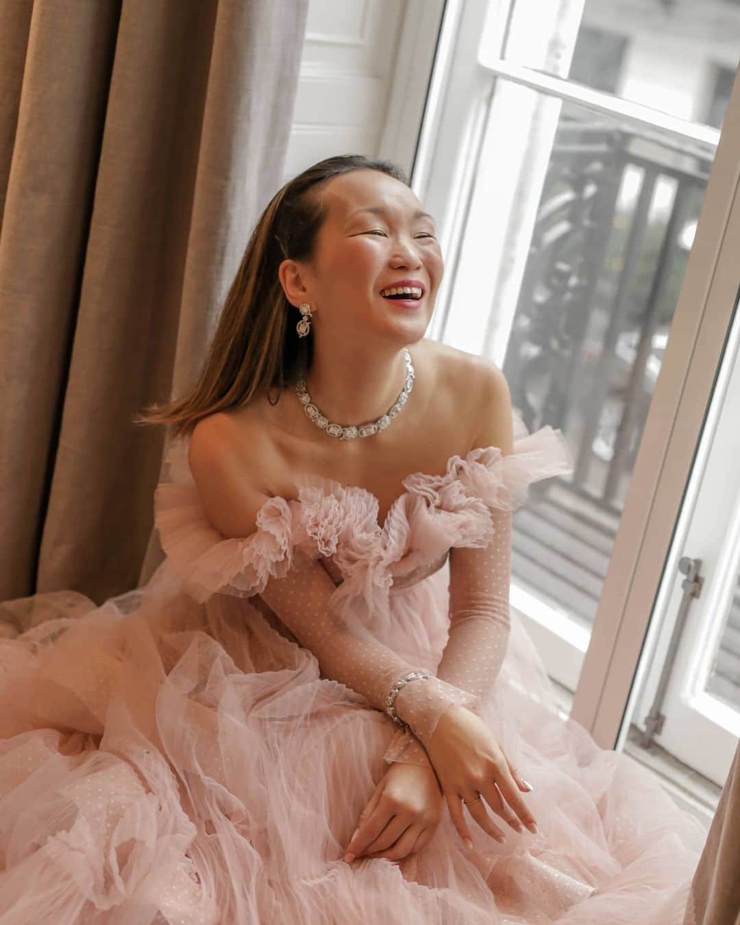 Mariko Kuoさんのインスタグラム写真 - (Mariko KuoInstagram)「One happy meringue in pink and diamonds because it's my birthday 💞  Sparkling in @boodlesjewellery diamonds (that actually need their own security guard) and  @zeynepkartalofficial gown.」12月12日 21時08分 - marikokuo