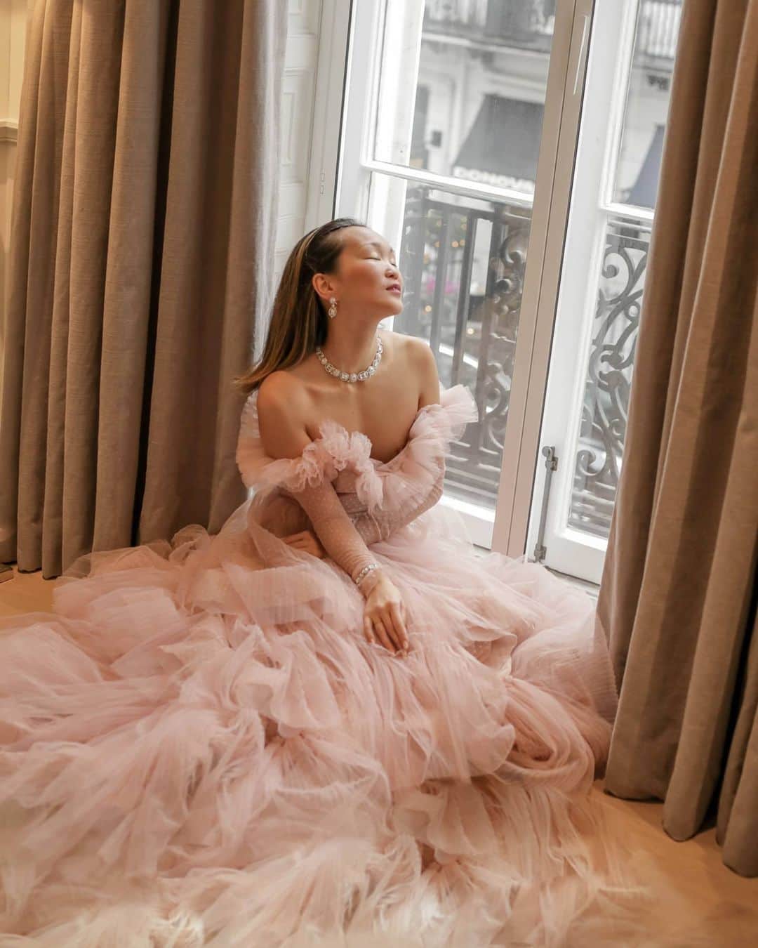 Mariko Kuoさんのインスタグラム写真 - (Mariko KuoInstagram)「One happy meringue in pink and diamonds because it's my birthday 💞  Sparkling in @boodlesjewellery diamonds (that actually need their own security guard) and  @zeynepkartalofficial gown.」12月12日 21時08分 - marikokuo
