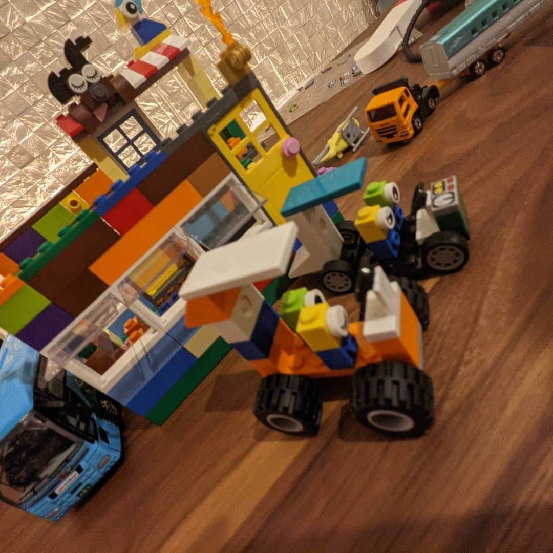 氷浦紫さんのインスタグラム写真 - (氷浦紫Instagram)「#LEGOclassic にハマりまして。  2枚目アップを載せたのですが、青と黄色が#ミニオン のイメージで、青と黄緑が#リトルグリーンメン のイメージで作ってみたら息子にハマり、ものすごく気に入ってくれました。  #男の子ママ#子育てぐらむ#ママ作」12月12日 21時08分 - yukalihiula