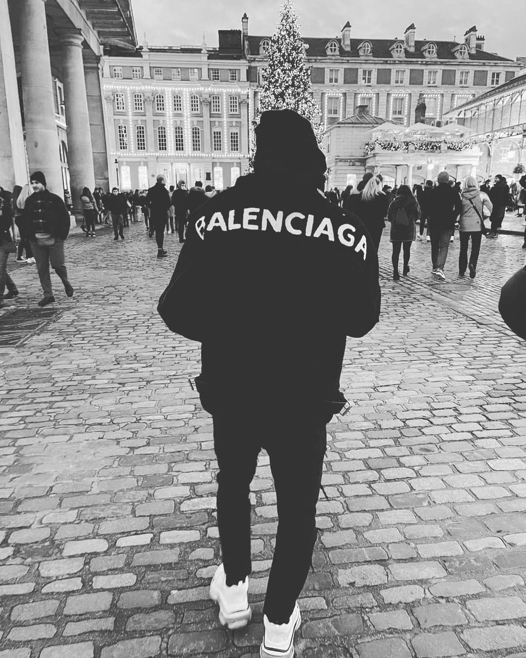 マヌエル・ランシニのインスタグラム：「🥷🏽🤙🏽」