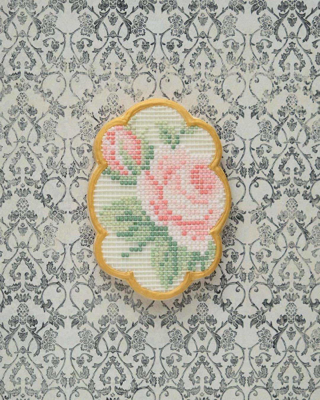 KUNIKAのインスタグラム：「Rose cross-stitch cookie 🥀  昨日の銀河マーブルアイシング🌌、突然のイルミネーションのインスタライブ、見てくださった皆さまありがとうございました🎄 クリスマスシーズンは、たまにイルミネーションをシェアする配信も良いですね🎅 海を超えてもこうやって同じ景色を見ることができる現代、すごいな〜🪐  #artofkunika」