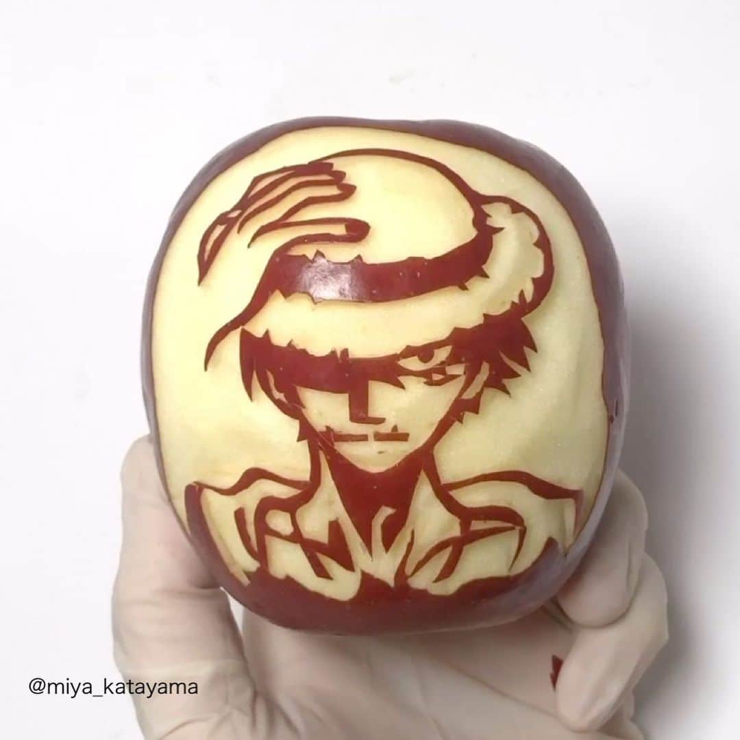 のインスタグラム：「. 週間少年ジャンプの人気作『ONEPEACE』のMonkey D. Puffyをりんごにほりました🍎 I carved ONEPEACE Character “Monkey D.Luffy” . 彫っているメイキング動画もYouTubeに アップしました！！　I posted a video of me carving on YouTube!(Link in Bio) ↑↑ プロフィールのリンクからいけます！🍎🔪 . . . #ONEPEACE #anime  #ワンピース #人気作 #カービングフルーツ #りんごアート #日本文化 #カービングアート #carving #miyakatayama #carvinger #sculptor」