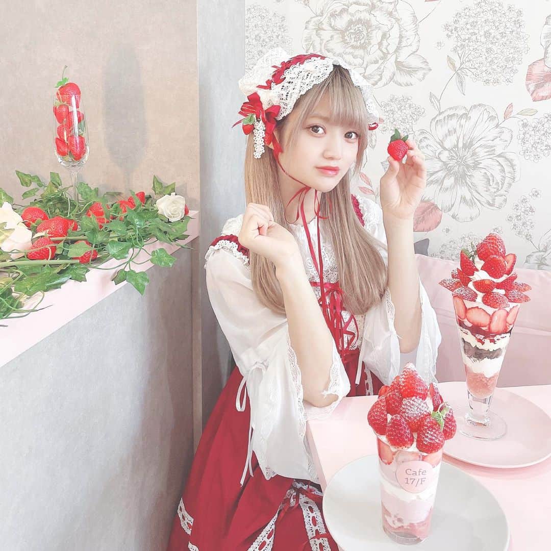 のインスタグラム：「早稲田にある可愛いカフェ♡  新メニューのいちごちゃんメニューが出来たから行ってきたよ🍓  国産いちごを丸ごと1パック使ったパフェといちごぼんぼんを注文♡  見た目も可愛いし苺も甘くて美味しかったよ〜！🍓  店内にフォトスポットがたくさんあるからそこもおすすめポイント♡  飲み物はグラデーションが可愛すぎるバタフライピーティーソーダをチョイス♡ 甘さ控えめで美味しかった♡  いちご好きな人は是非行ってみてね！ . . . . . . .  #いちごパフェ　#カフェ巡り #cafe17f #早稲田スイーツ #早稲田カフェ #いちごスイーツ #インスタ映えスイーツ #インスタ映え #pr #ロリータファッション #ロリータ服  #lolitafashion #lolita #sweetlolita  #babythestarsshinebright」