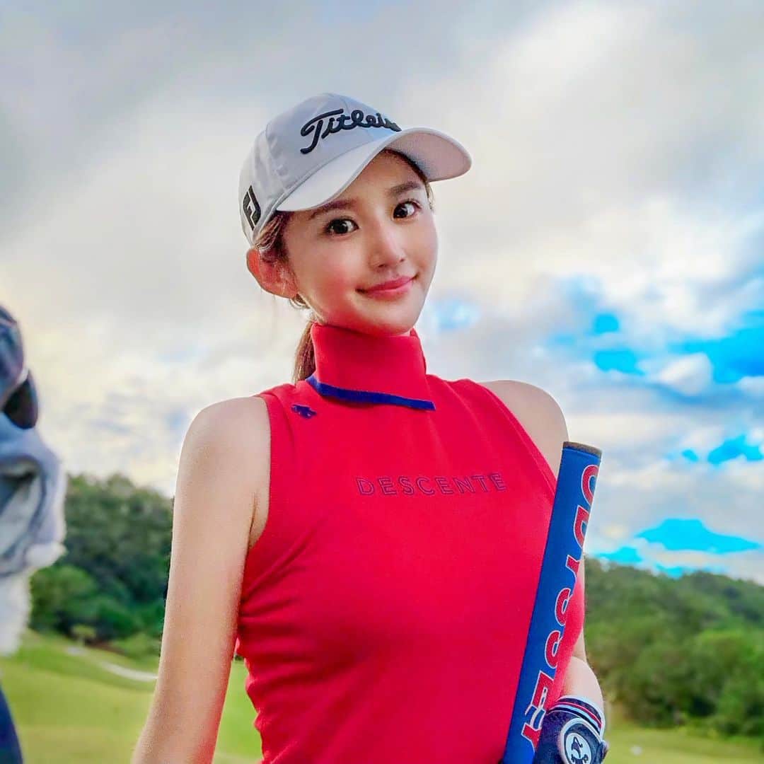 AYUMIのインスタグラム：「. ・ #喜瀬カントリークラブ でゴルフ⛳️ ・ 朝から晴れてくれて真夏くらい暑かった😳✨ ・ レギュラーからまわって後半50だったから100切りに向けてやる気でた😆💓💓 ・ ・  #喜瀬カントリー倶楽部」