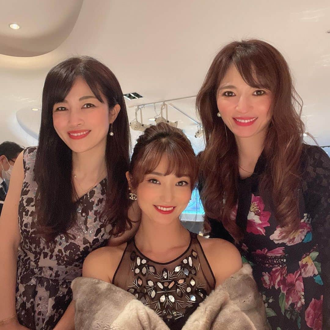 のインスタグラム：「華やかなお二人 @haruna.kokubun  @ema_ariizumi  ちゃんと 素敵なお食事会🎄  ヘルシーなディナーで 心も体もデトックスです❤️  綺麗なイルミネーションに 癒されました  #女子会 #無農薬野菜 #オーガニック #癒し #クリスマス #イルミネーション #instagood」