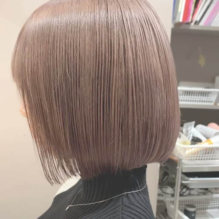 Beleza_official_instagramのインスタグラム：「ハイミルクティーベージュ😊 . ハイブリーチで作ってます✌︎ .  ブリーチは誰に任せるかで仕上がりが全く違います。 .  絶対に失敗したくない方は是非指名予約をおすすめします！！ . 僕だけのオリジナルレシピとマル秘テクニックで艶々サラサラハイトーンにします！！」