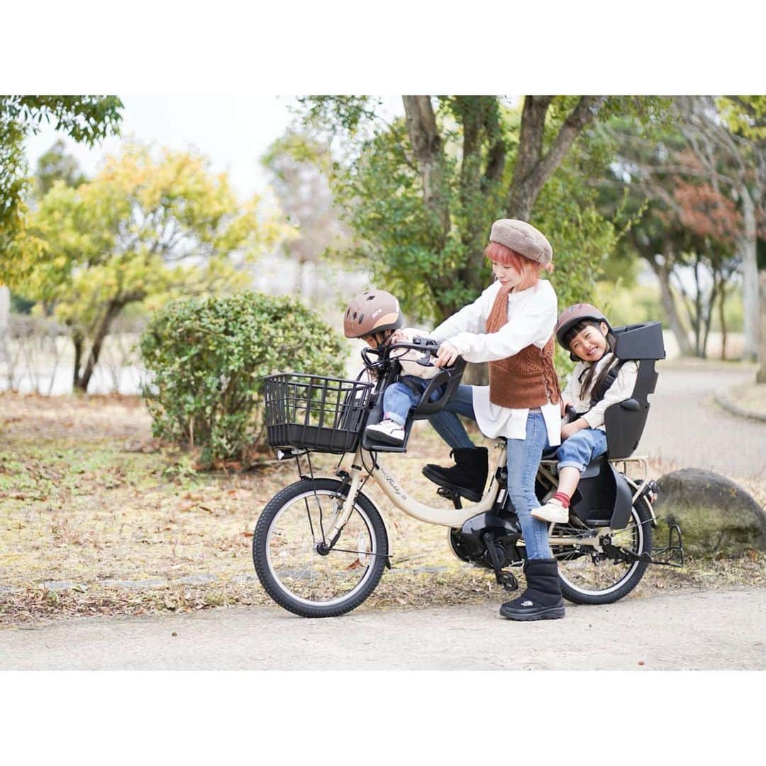 Kyooonさんのインスタグラム写真 - (KyooonInstagram)「ヤマハPASのアンバサダーに任命していただいてから1年が経ちました🚲 @yamaha.pas_official﻿ ﻿ （ここで勝手に1年間の写真を振り返ってみます。。。もう長女がおさまりきれないくらい大きくなってる。笑）﻿ ﻿ ﻿ 我が家ではほぼ毎日、出番のある電動自転車。﻿ パワフルだからたくさん買い物して子どもを2人乗せても、150cm以下の私でも余裕でスイスイ。﻿ ﻿ ヤマハPASはスマートパワーモードが付いていて自動でアシストモードを変えてくれるから、モード切替の手間もないし、しかも充電が長持ちだから遠出しても安心☺️2人とも乗るのが大好きだからついつい少し離れた公園にも行きたくなります。﻿ ﻿ ﻿ 子連れで電車やバスに乗ることなど躊躇してしまうこともあるけど、ヤマハPASで坂道移動も楽ちん🚲1年間乗ってみて、迷われている方にも本当におすすめできるくらい無くてはならない存在になりました☺️﻿ ﻿ #電動自転車#電動アシスト自転車#電動アシスト自転車デビュー#ヤマハパス#PASママ#yamahapas#ヤマハ#がんばらなくていい自転車#babbyun#バビーアン#PR#YAMAHA#子供乗せ自転車#子供乗せ電動自転車#ヤマハPAS」12月12日 21時18分 - fancykyon
