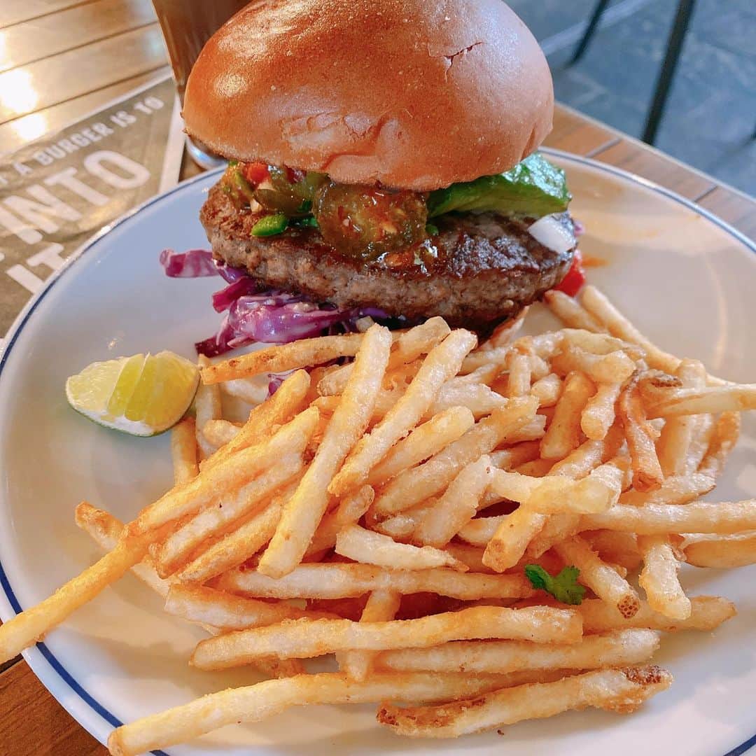 上野優華さんのインスタグラム写真 - (上野優華Instagram)「ハンバーガーよく食べてますよねってこないだ言われて気がついた。確かに。🙄笑  #ハンバーガー #hamburger #🍔 #新宿 #新宿グルメ #新宿ハンバーガー #jshamburger #jsburgerscafe  #新宿ランチ #lunch #アボカド #アボカドバーガー #🌶 #🔥 #Cafe #カフェ巡り #カフェ好き」12月12日 21時21分 - yuukaueno0205