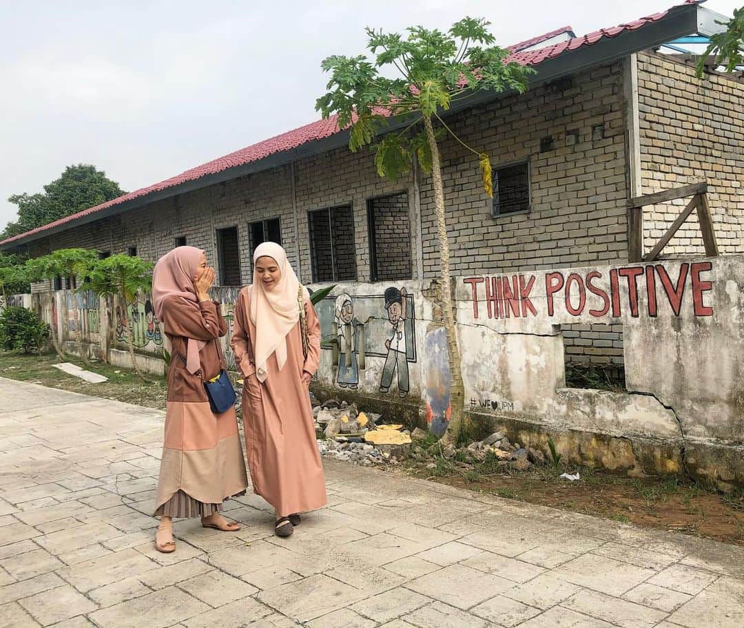 ラウディアシンシアベラのインスタグラム：「Bismillah✨ . . A year ago ya sister @tyasluishaleia  #masyaallahtabarakallah  #thinkpositive」