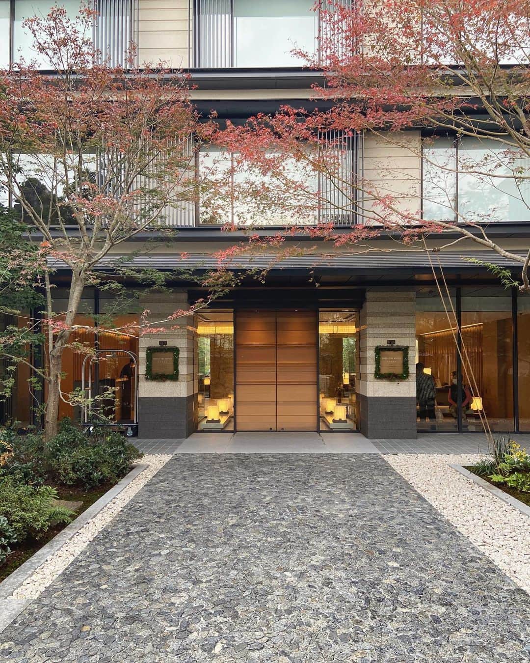i am aiのインスタグラム：「HOTEL THE MITSUI KYOTO ㅤㅤㅤㅤㅤㅤㅤㅤㅤㅤㅤㅤㅤ ㅤㅤㅤㅤㅤㅤㅤㅤㅤㅤㅤㅤㅤ 11月にオープンしたばかりの ホテルザ三井京都に🏯 お部屋は二条城ビューで景観も良く、 伝統的な美と和モダンな作りがとっても素敵でした♡  #hotelthemitsuikyoto #호캉스 #hotelstay #京都ホテル」