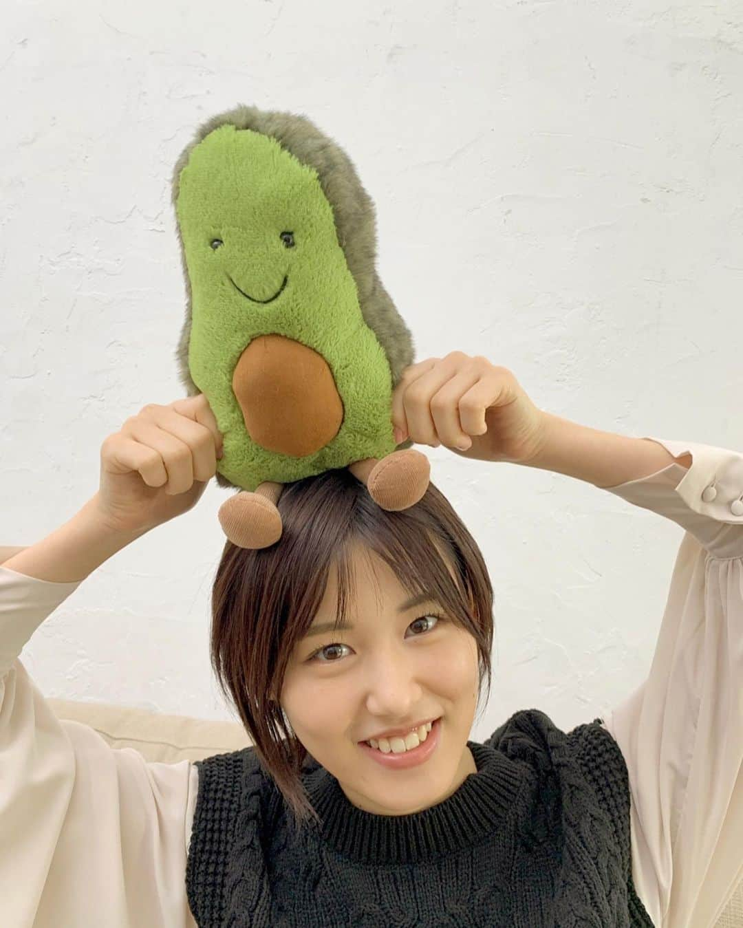 竹内愛紗のインスタグラム：「🥑…💛 お久しぶりの！ アボカドの『カドちゃん』とパシャリ🥑✨  #カドちゃん#🥑」