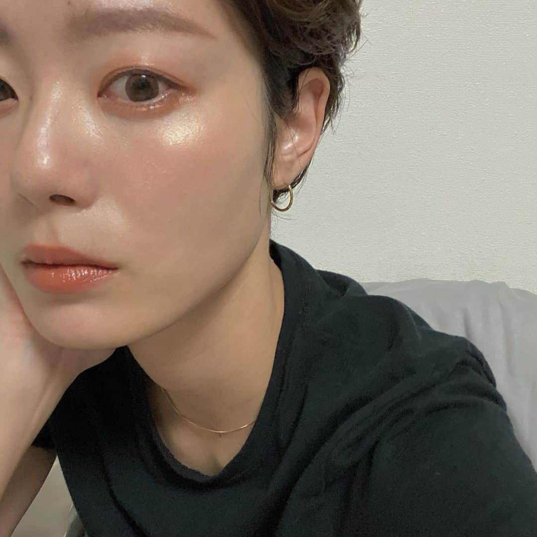 のインスタグラム：「_ ピアスは大振り派だったけど、最近はオールバックにこれくらい華奢なものをさらっと、が好き🧡 アレルギー反応も起きないし、毎日付けられて嬉しい🥰 @charmes_jp  #piercedearrings」