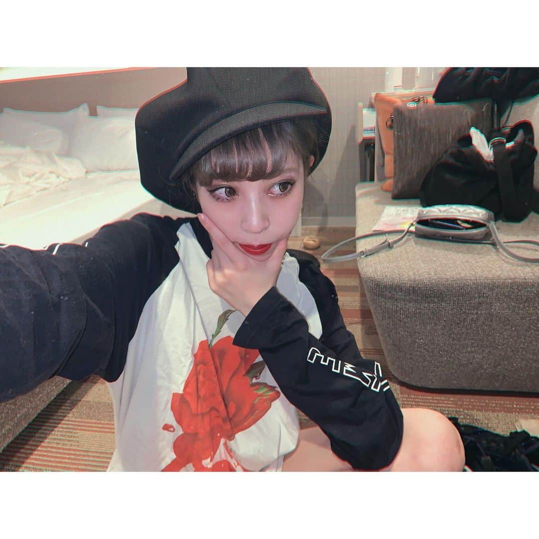 中川ジュリアのインスタグラム：「マーシーになりたくて買ったらデカすぎた🧢」