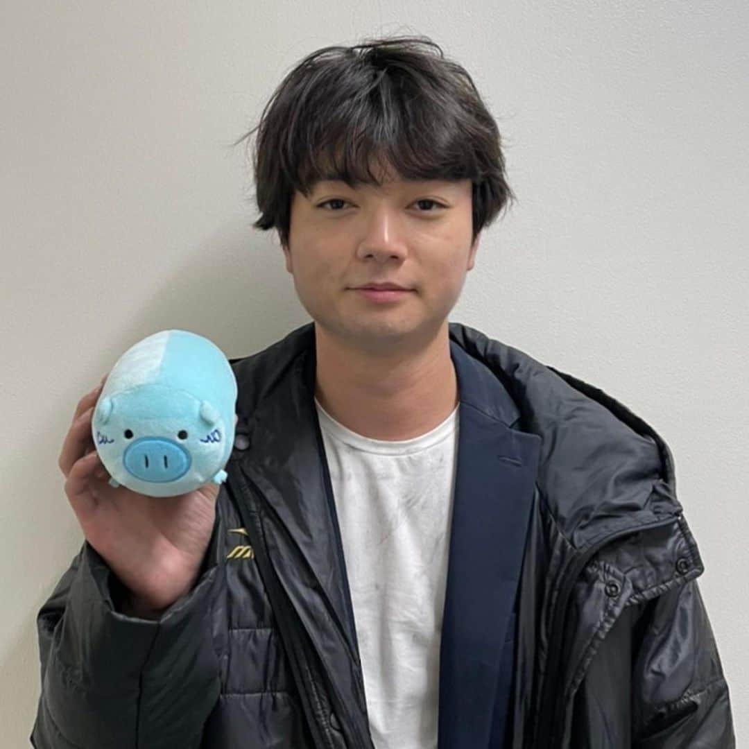 日曜劇場『危険なビーナス』【公式】さんのインスタグラム写真 - (日曜劇場『危険なビーナス』【公式】Instagram)「現場レポート　その76🐖🐖🐖 . . 最終回まで あと...1日🐖 レポートもあと少し🐷❣️ . 本日はブルーナスが潜入...明人さーん‼️ ご無事ですか😭⁉️ . . みんな探してますよ😳💦 . 優しい眼差しが素敵です✨ . ついに完結‼️ . 全ての謎が明らかになる最終回は明日よる9時です‼️お見逃しなく👀‼️ . . . . #日曜劇場 #危険なビーナス #東野圭吾 #ブーナス #ブルーナス #ブーナスの現場レポート #妻夫木聡 #吉高由里子 #ディーンフジオカ #染谷将太 #中村アン #堀田真由 #結木滉星 #福田麻貴 #3時のヒロイン #R指定 #CreepyNuts #麻生祐未 #坂井真紀 #安蘭けい #田口浩正 #池内万作 #栗田芳宏 #栗原英雄 #斉藤由貴 #戸田恵子 #小日向文世」12月12日 21時32分 - kikenna_venus_tbs