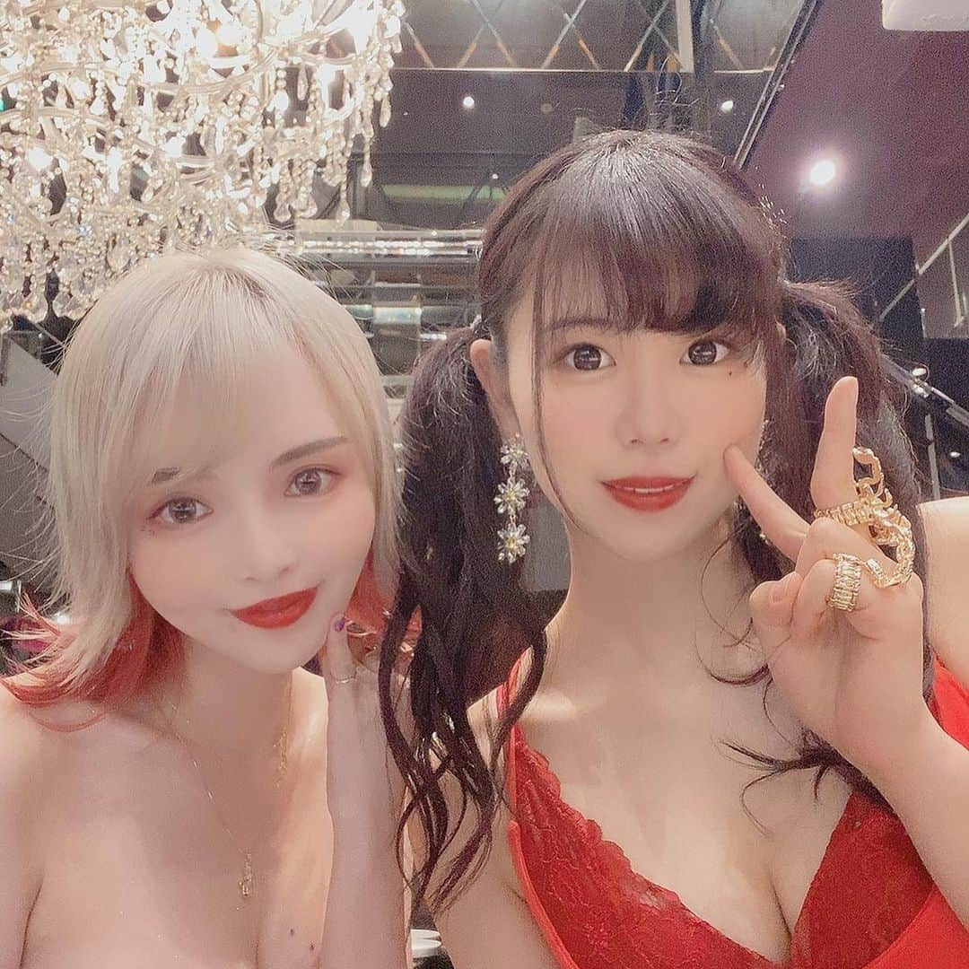 広瀬りおなさんのインスタグラム写真 - (広瀬りおなInstagram)「大家好，我们是恵比寿葡萄所属公司的新团体，叫做『红蝎』 念法为benisasori，  英文的意思是红蝎。团体成员有吉泽友贵，神崎纱衣，宫村菜菜子，山岸逢花，广赖里绪菜。  在12/22日公开发表时的四个单元里，将有ＭＶ的观看次数对抗大赛。 也感谢大家一直以来对我们的支持以及厚爱， 我们红蝎会更加努力加油的💪✨ 我们的队长吉泽友贵为泰国混血美女的关系，在这次发表的派对风歌曲里加入了泰语的元素，让各位听过一次之后，性感的派对曲风在脑海里挥之不去！也希望泰国的朋友可以一起来听。 在这次又帅气又性感的的ＭＶ里，每个人都穿着红色洋装，希望每位男生朋友都能被我们的魅力给迷倒哦！  由于希望能让很多国家的粉丝们都能够一起来观看这次的ＭＶ，所以希望大家都能够在12/22日发表日（发表日未定）时，准时收看并且分享给各位粉丝的朋友们哦！💋🦂 #吉澤友貴　#神崎紗衣 #宮村ななこ #山岸逢花 #広瀬りおな （研究生）#恵比寿マスカッツ　#ユニット　#紅蠍　#赤　#セクシー　#パリピ　#六本木　#japanesegirl #mv #party #roppongi #v2tokyo #red #scorpion #sexy #gal #partygirl #dance #ชนแก้ว #ไอดอล #에비스마스캇츠 #아이돌 #恵比壽葡萄　#Ídolo #EbisuMuscats」12月12日 21時38分 - hirose_riona