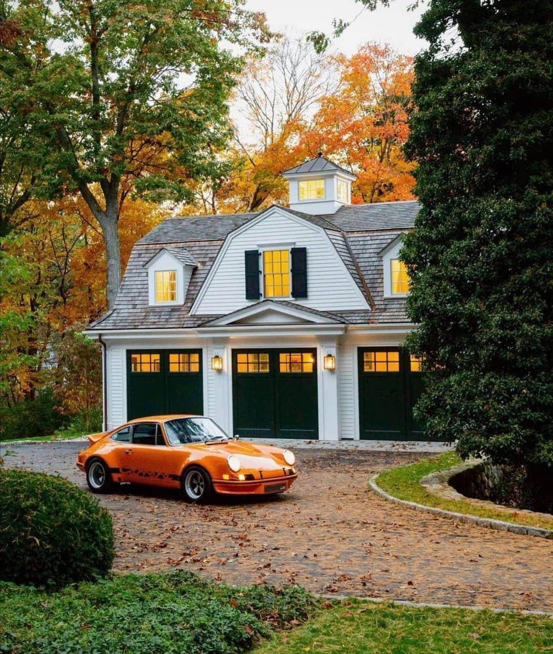WATCHMANIAのインスタグラム：「Nothing to see here. Just an old car in front of an old house.  @taylormahearn 📸」