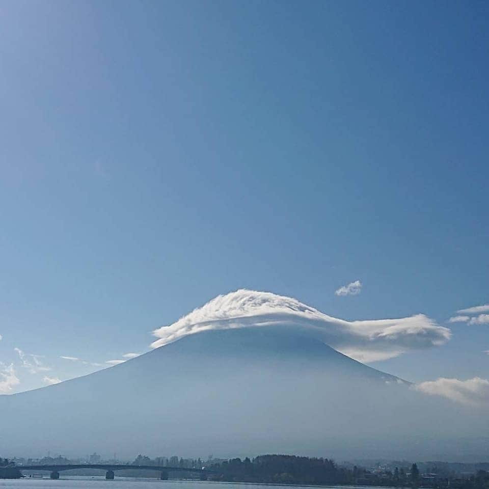 綾小路きみまろさんのインスタグラム写真 - (綾小路きみまろInstagram)「こんばんは😃🌃 綾小路きみまろです。  今日の #河口湖 #富士山 #きみまろ茶やからの富士山ビュー #傘雲 ☔☁️😊  綾小路翔さん、心配です😞 くれぐれもお大事にしてされてください！ 一日早く回復されますようにお祈りしております✨  みなさま ますますご自愛くださいませ。  #綾小路きみまろ #stayhome 🏠」12月12日 21時47分 - ayanokojikimimaro_official