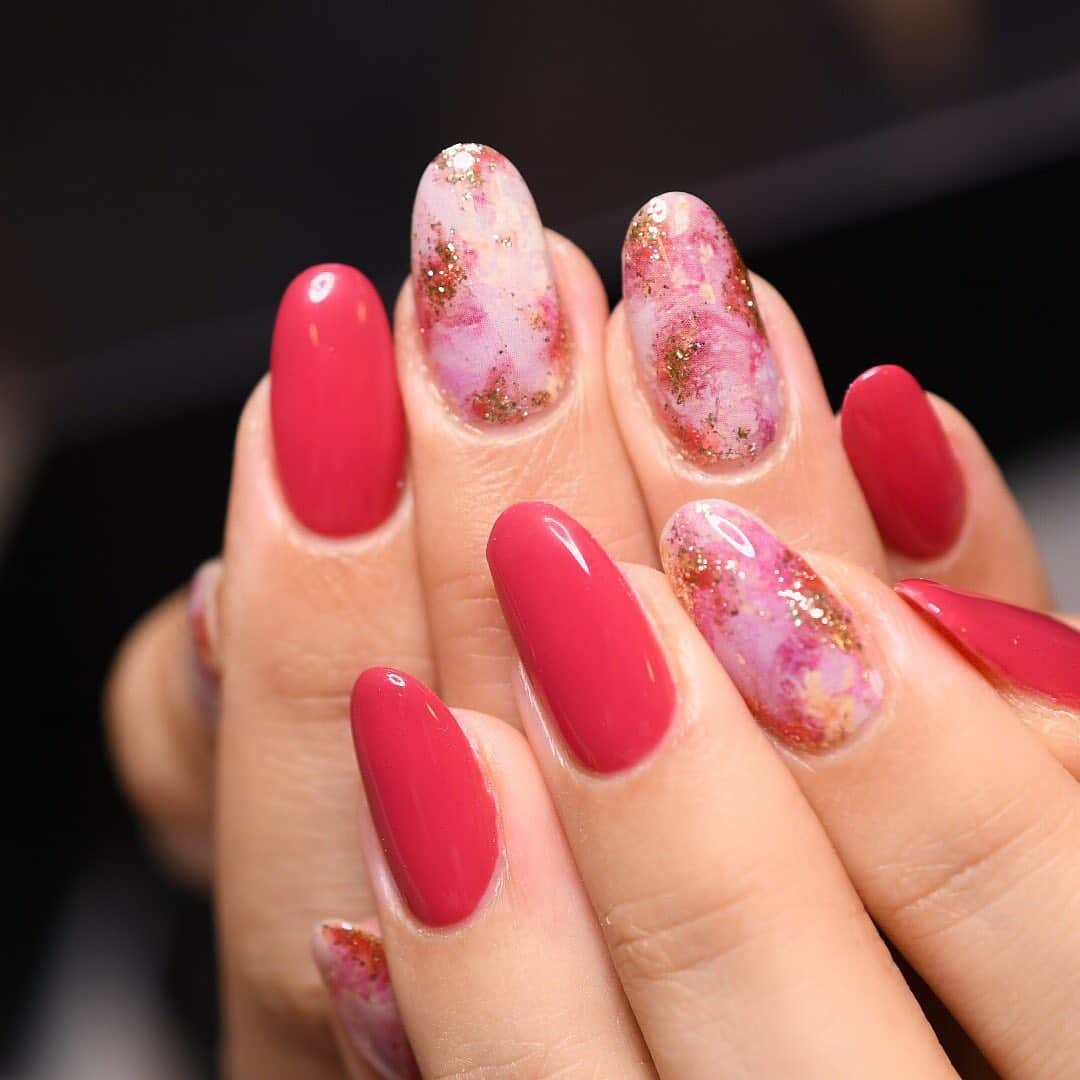 Yuka Maeda ::manicurelistのインスタグラム：「. . Salon data▼ ＝＝＝＝＝＝＝＝＝＝＝＝＝＝＝＝＝＝＝＝ . CADENAS -nail eyelash salon- ●Nail artist  @yuka.maeda  @yuki_cadenas ●eyelash　@cadenaseyelash  ゲストに愛と感動を…♡ . 【 LINE ＠cadenas 】 ご予約/お問い合わせはLINEよりお気軽に🤲 ▶︎▶︎#cadenasnail デザインアップしてます♡  price…★⭐︎Instagram特別キャンペーン中⭐︎★ . 「インスタ見たよ👀」と LINEからご予約で特別プライス7500円！！ . ※ご新規様限定 ※キャラクターや特殊なエレメント等のみ 別途料金いただく場合ございます🙇🏻‍♀️ . . price…初回8000円（オフ込み） access…大阪市北区堂山町16-1  中崎町駅  徒歩5分 /  梅田駅  徒歩6分 . tel… 06-4792-8617 ＝＝＝＝＝＝＝＝＝＝＝＝＝＝＝＝＝＝＝＝ . . .  #中崎町ネイルサロン #梅田ネイルサロン #大阪ネイルサロン #関西ネイルサロン #インスタネイル #instanails #instanail #トレンドネイル #ネイルサンプル #アートネイルデザイン  #ネイルブック #ぴんくねいる #ネイルチェンジ #今月のネイル #にゅーねいる #ピンクネイル #むらさきネイル  #ネイル大好き #ゴールドネイル #ネイル部 #女子力向上委員会 #女子力 #女子力ネイル #pinknails  #冬ネイル  #artnails  #ナノソル #ナノソルcc  #ナノソル販売店大阪」