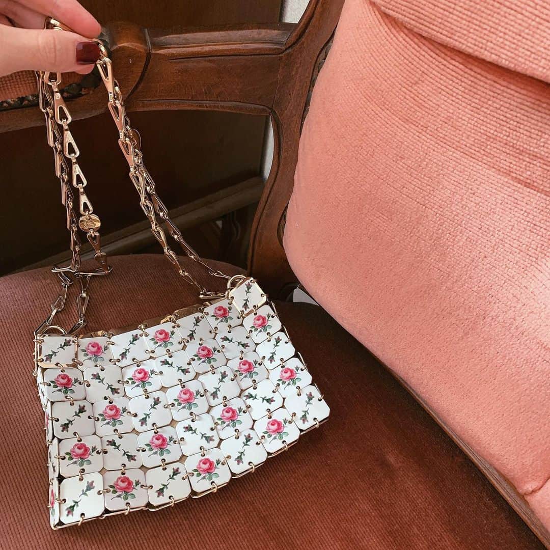 酒元麻衣（まいへー）のインスタグラム：「遅めの誕生日プレゼント🌹 こんな可愛いバッグ見たことないよ~🌹🌹🌹泣」