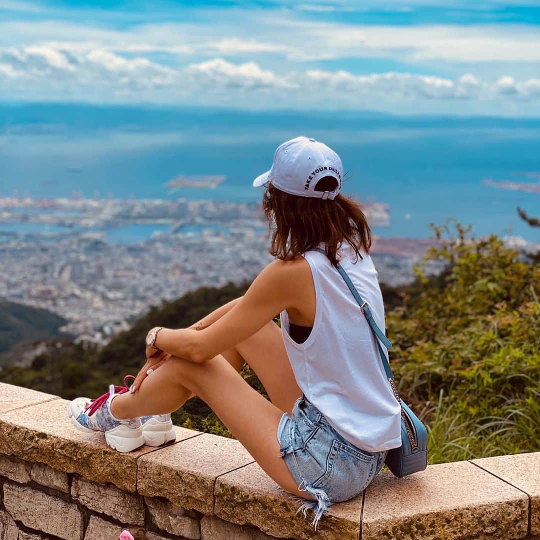 アンナ・オルティス（イニエスタの妻）のインスタグラム：「Cada día más, aprecio el paso del tiempo. Me gusta ver crecer a los míos, empaparme de sus historias y acompañarles en ellas. Ver como entran personas en mi vida, otras se marchan.. y algunas se quedan. Hoy celebro un año más y doy gracias por seguir aprendiendo a vivir.. vivir de verdad, valorando cada momento, cada gesto, cada palabra, queriendo bien los míos. Y apreciando el paso del tiempo.. que es un regalo. #celebremoslavida #11dediciembre」
