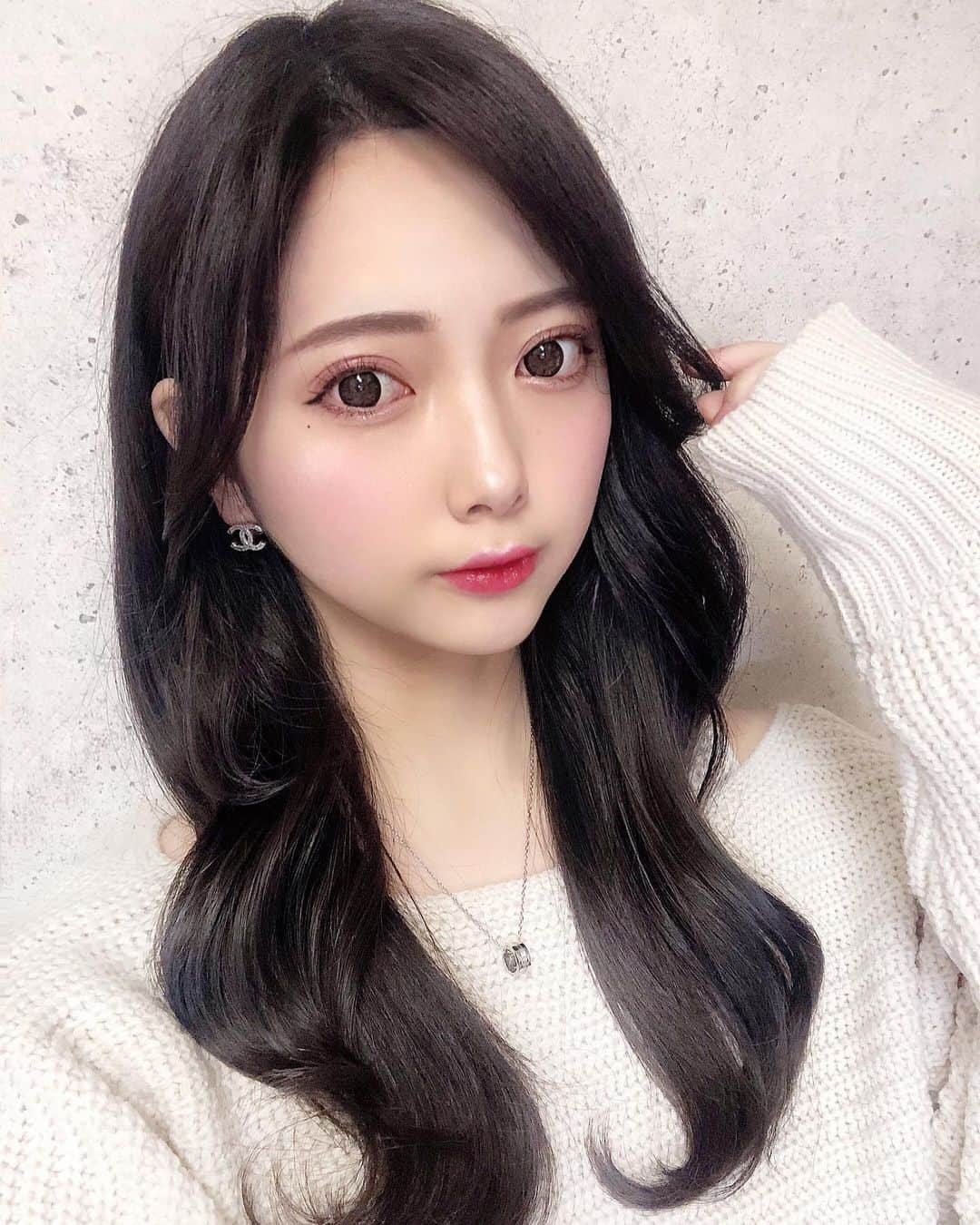 のインスタグラム：「森くんにカラーしてもらったよ✂︎  実習あるから最近はずっと暗めキープしてるけど 光当たると薄らラベンダーグレーで可愛い🍇  この写真でもつけてるネックレスは @danielwellington のもの🙌🏻  今クリスマスキャンペーン実施中で 公式サイト https://www.danielwellington.com/jp/ や DW直営店舗にて２点以上お買い上げで25％OFF（全品可）  特別ギフトラッピングも無料でクーポンコード 【mami11】併用でさらに15%OFFになるので ぜひこの機会にHP見てみてください♡  わたしは普段2枚目に載せた時計と一緒に使ってるよ☺︎  @danielwellington  #ダニエルウェリントン  #dwクリスマス #pr   #黒髪　#暗髪　#透明感カラー  #メイク #ヘア#韓国メイク　#ブルベ #photo #pic  #make #followｍe #lfl #makeup #me #f4f #l4l #photooftheday #fff #like4like #follow4follow #ootd #instagood」