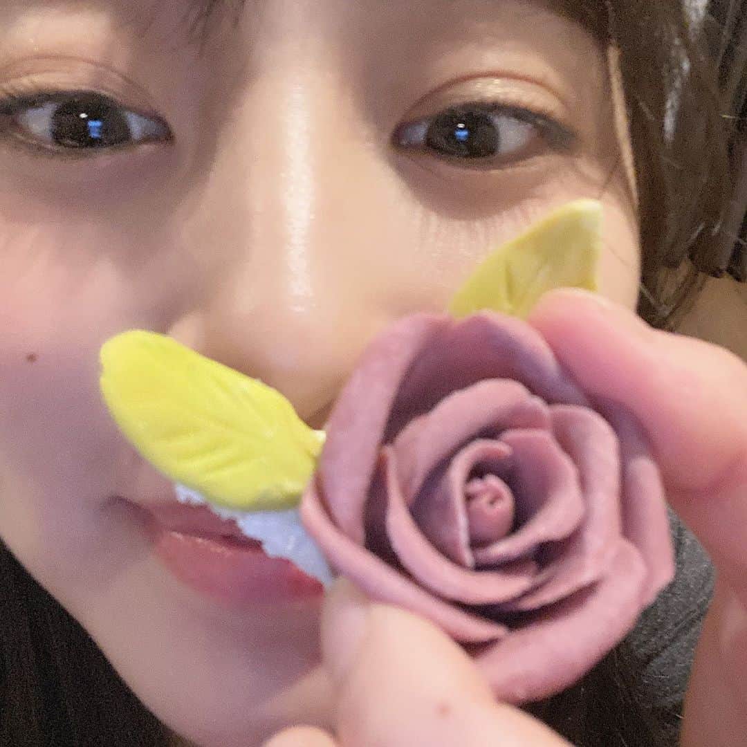 のインスタグラム：「💜 フォーク村でいただいた ケーキ🎂 バラのとこ美味しかった ＊ ＊ ＊ #たこやきレインボー #たこ虹 #堀のインスタ #フォーク村 #ケーキ #まさかの #ヒートテック」