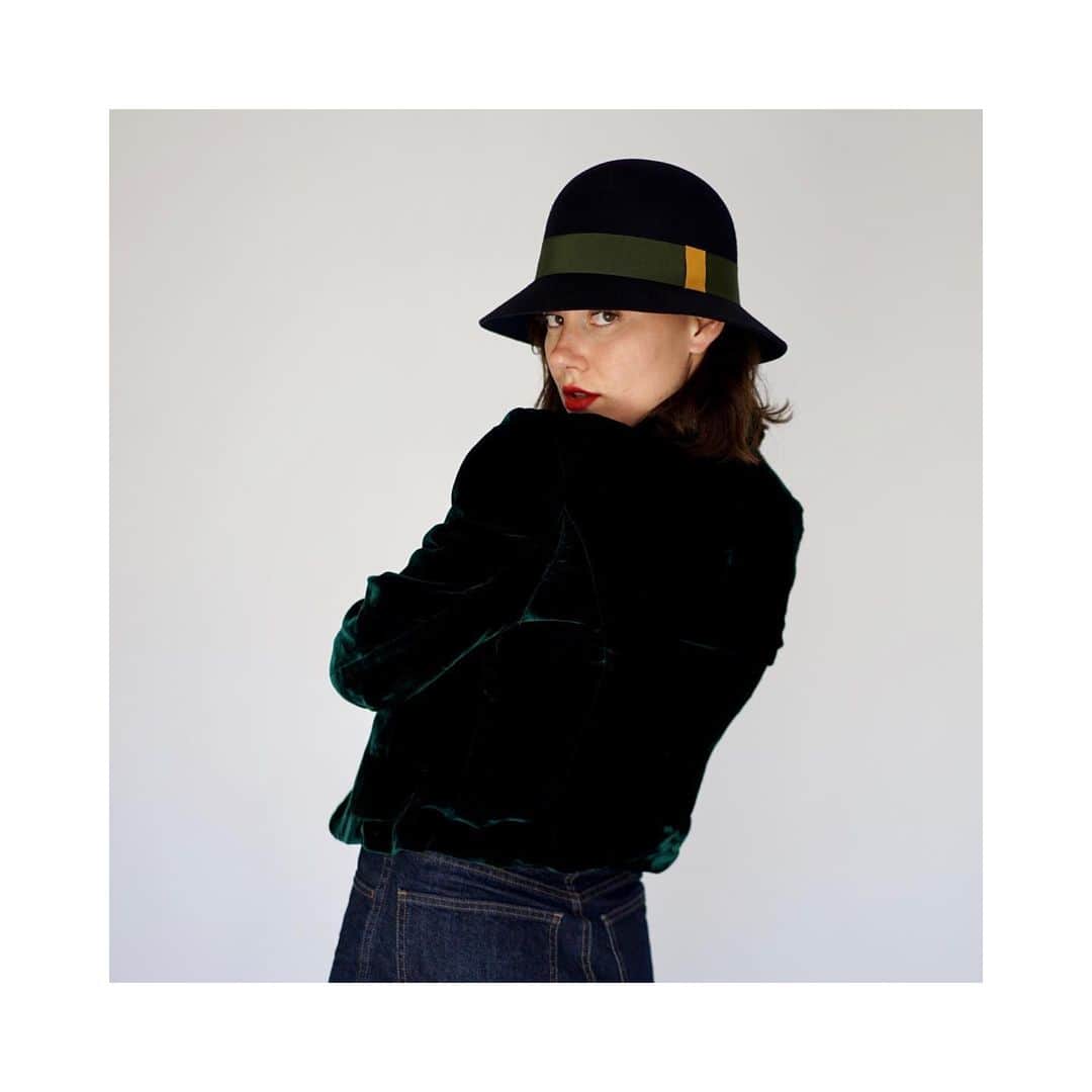 ラ・スリーズ・シュ・ル・シャポーさんのインスタグラム写真 - (ラ・スリーズ・シュ・ル・シャポーInstagram)「A V E N T Jour 12 Chapeau emblématique des années folles, la Cloche est à adopter pour un look rétro et décalé ! - - - Day 12 Iconic 1920’s hat, the « Cloche » is the perfect hat for a retro style ! - - - #lacerisesurlechapeau #hatmaker #paris #avent #adventcalendar #calendrierdelavent #christmas #christmastree #giftideas #ideescadeaux #picoftheday #putsomecolourinyourlife #coloryourlife」12月12日 21時50分 - la_cerise_sur_le_chapeau