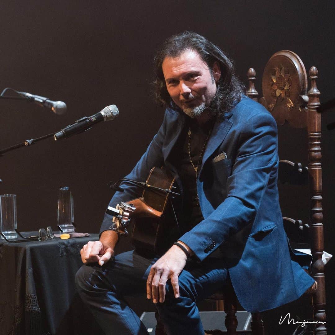 のインスタグラム：「Fraskito esta de "Celebración", anoche estrenó su espectáculo en los @teatroscanal en el Festival #SumaFlamenca 2020 de Madrid.   "Fraskito, vientos del pueblo me llevan" por @gomezgufi  @fraskito_oficial   Ya en la portada de nuestra web deflamenco.com  https://www.deflamenco.com/revista/resenas-actuaciones/fraskito-vientos-del-pueblo-me-llevan.html  #flamenco #deflamenco #madridflamenco 📷 @manjavacas.flamenco」