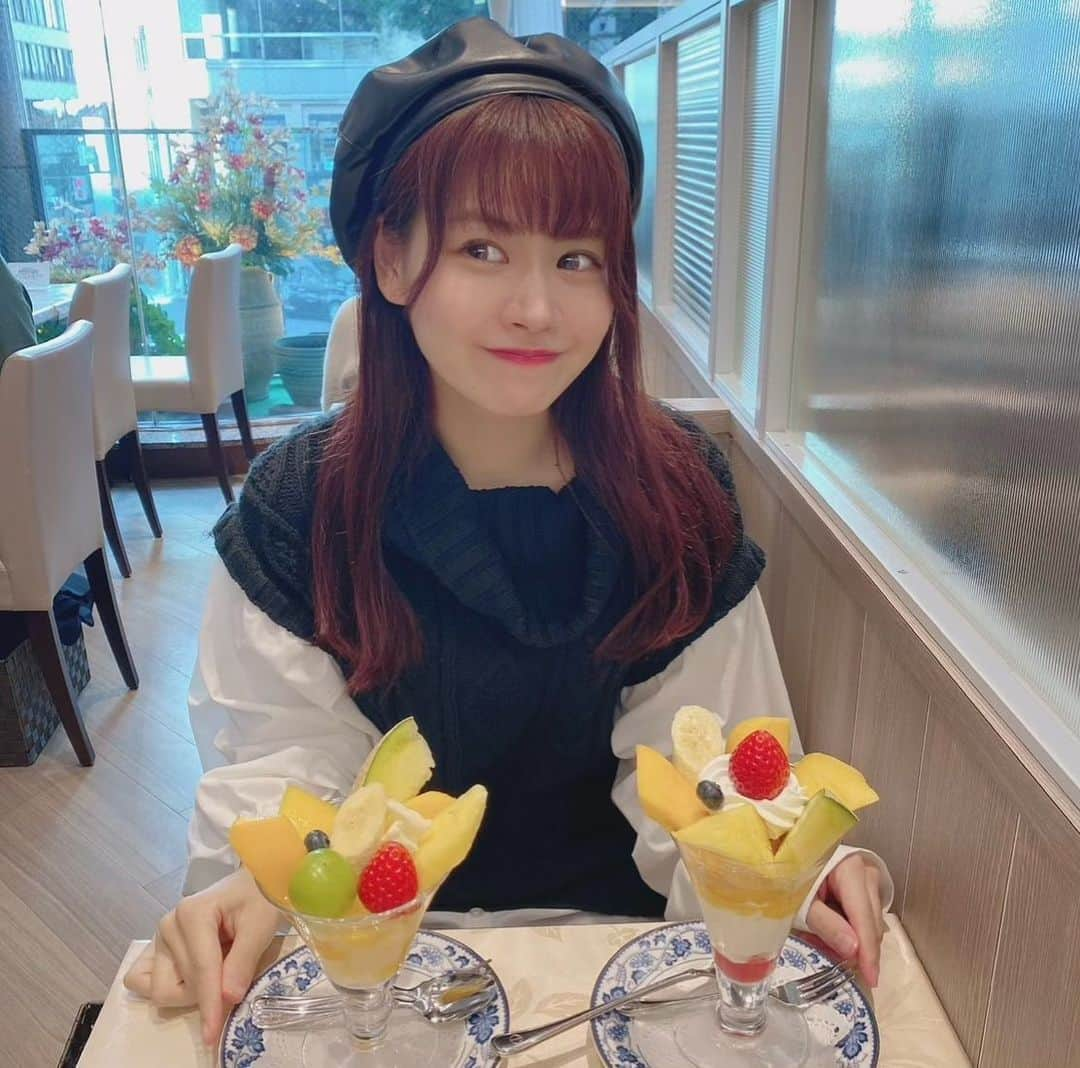 下間花梨のインスタグラム：「だいぶ前に行った千疋屋🍓 ほんとは二つ食べたかった🤣 #千疋屋#銀座千疋屋#銀座カフェ#銀座グルメ #千疋屋フルーツパーラー #フルーツパフェ」