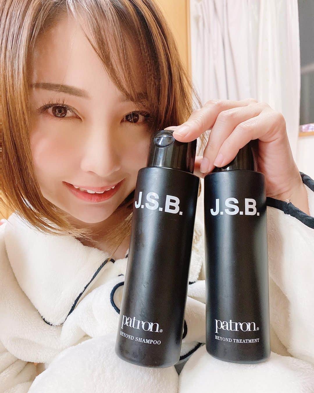 のインスタグラム：「@patron.tokyo  https://bit.ly/3haJp8u  届きました💋💋💋 三代目JSBと正式コラボしている  #patron  シャンプーと、トリートメント💕  とっても、しっとりして 香りも大好き💕  お風呂タイムが楽しみになる アイテムです😊  是非皆様使ってみてね💋  #頭皮ケア #髪質改善 #patron #patrontokyo」