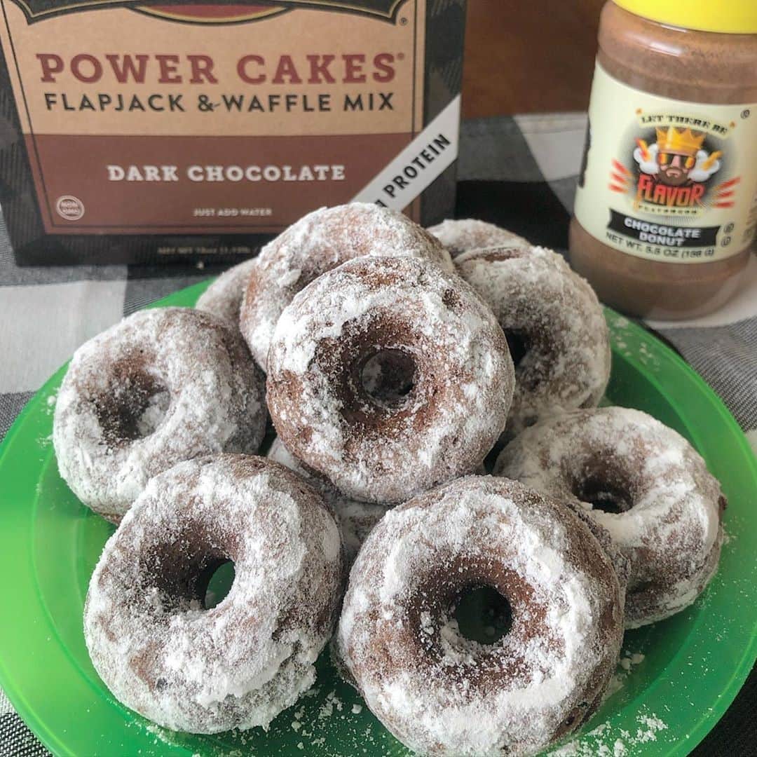 Flavorgod Seasoningsさんのインスタグラム写真 - (Flavorgod SeasoningsInstagram)「Home Made Flavor God Donuts!! By customer @danitadawn⁠ -⁠ Topper: Flavorgod Chocolate Donut⁠ -⁠ Add delicious flavors to your meals!⬇️⁠ Click link in the bio -> @flavorgod  www.flavorgod.com⁠ -⁠ "🌟 These LEGIT taste like those powdered chocolate donettes that @hostess_snacks make! 🌟 .⁠ Here were my substitutes:: Honestly, I don’t stock flour in my house. I have a million healthier alternatives that I use, one being @kodiakcakes. I also have a lot of @fairlife chocolate protein shakes so I used 4oz of that instead of the almond milk. Since brown sugar (even the Truvia brown sugar) has points, I used a blend of 7g brown sugar, 1/2 Tablespoon monkfruit and 1 Tablespoon of @flavorgod chocolate donut seasoning. I googled the kodiak cakes to flour ratio and google suggested to omit the baking powder and salt, so I did that too. My mix was more liquidy than thick, so I had to pipe it into my donut maker. Once cooked, I tossed it into @swervesweetie confectioners sugar. My child who is SUPER picky has already eating like 6 🤣. On the #wwblueplan each donut (made 16) came out to 1 point each with the substitutions I used. So good it tastes like a cheat!"⁠ -⁠ Flavor God Seasonings are:⁠ ➡ZERO CALORIES PER SERVING⁠ ➡MADE FRESH⁠ ➡MADE LOCALLY IN US⁠ ➡FREE GIFTS AT CHECKOUT⁠ ➡GLUTEN FREE⁠ ➡#PALEO & #KETO FRIENDLY⁠」12月12日 22時01分 - flavorgod
