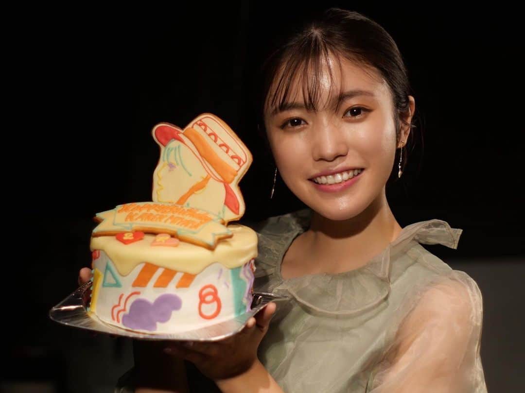 美山加恋のインスタグラム：「美山加恋バースデーイベント2020 ﻿ 生配信無事終了しました〜‼︎﻿ ﻿ ﻿ いま、本当に終わったんだなぁ…としみじみと感じています。﻿ ﻿ この1ヶ月、﻿ ﻿ それよりも前から沢山打ち合わせして、﻿ 歌って、﻿ ピアノ弾いて、﻿ 絵を描いて、﻿ 構成を考えて、﻿ ﻿ ﻿ たくさんたくさん積み上げてきたものが、ようやくお届けできて﻿ ほっとしています。﻿ ﻿ 2020年はもう悔いがない！﻿ ﻿ ﻿ 本当に楽しかった。﻿ ﻿ 参加してくれたたくさんの方々がいてくれたから、配信することができました。﻿ ﻿ 本当にありがとう‼︎﻿ ﻿ ﻿ Twitterで感想みてますよ☺︎﻿ ありがとう‼︎﻿ ﻿ ﻿ 配信の様子も3日間アーカイブで残っていますので、今日見れなかった方もぜひみてみてくださいね！﻿ ﻿ ﻿ ﻿ そして‼︎﻿ ﻿ また後日談的に、無料の生配信をします！﻿ 12月14日、明後日！﻿ ﻿ FC会員の方限定になっていますが、まだFCに入会していない方はこの機会にぜひ！﻿ ﻿ FCも今日でまる一年！﻿ たくさんのことを共有できた1年間だった気がします。﻿ 手作り感満載ですが、マネージャーさんと日々楽しいことを届けられるように考えながら、楽しく頑張っているので、﻿ ファンクラブ会員のみなさん、また1年、よろしくお願いしますね！﻿ ﻿ ﻿ 24歳も、もっともっと沢山の人に女優美山加恋、声優美山加恋をみてもらえるようがんばります。﻿ ﻿ 応援、よろしくお願いします☺︎」