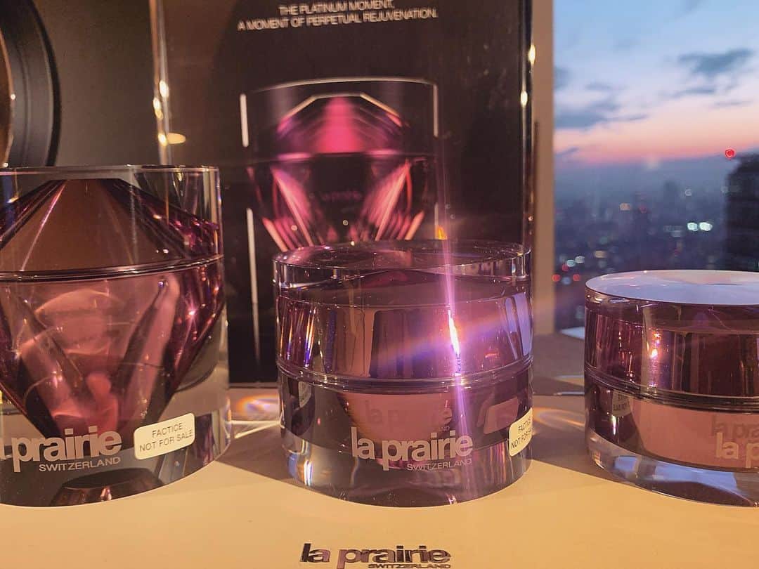 akikoのインスタグラム：「ラ・プレリーのプラチナムレアコレクションのフェイシャルイベントへ。 先日ご紹介した、中西氏とマックス・リヒターがコラボレーションしたコレクションです。  時間と重量についての考察と研究を重ねるラ・プレリーのプレゼンテーションはまるで、量子力学や哲学のよう。これは私にとって、長いこと興味を引かれてきた分野でもあります。  そして商品のイメージ映像は、まるで短編映画を観ているようです。美しく切り取られた自然の風景と繊細なCG、ポエティカルな語りと流れるような音楽とで、とてもインスパイアされます。  科学とアートの飽くなき探求。 ラ・プレリーが単なる高級化粧品ブランドではなく、ラグジュアリーブランドである所以がここにあります。  #platinumrare #hauterejuvenation」