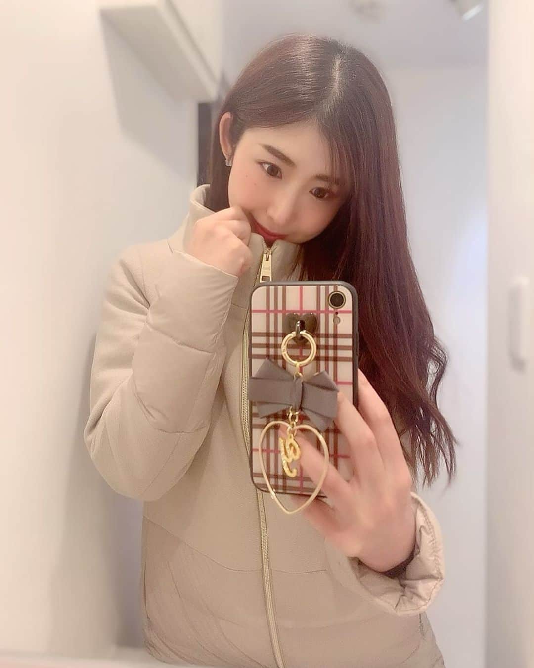 のインスタグラム：「ダウンコートに合わせて スマホケースを新しくしたよ🥰 冬っぽくて可愛い🎄💕  CHRISTMASSALE  開催中！ MAX50%OFF 12/12  19:00〜 12/20  23:59 まで！  詳しくは　@alamain2018 の投稿を確認してください✨  #herno#alamain#アラメイン#iPhoneケース #iPhonecase #ハンドメイド #ハンドメイド作品 #ハンドメイド作家 #ハンドメイド雑貨#プチプラ#ファッション#ダウンコート#クリスマス#プレゼント#ootd#fashion#xmas#japanesegirl #ありがぽん」