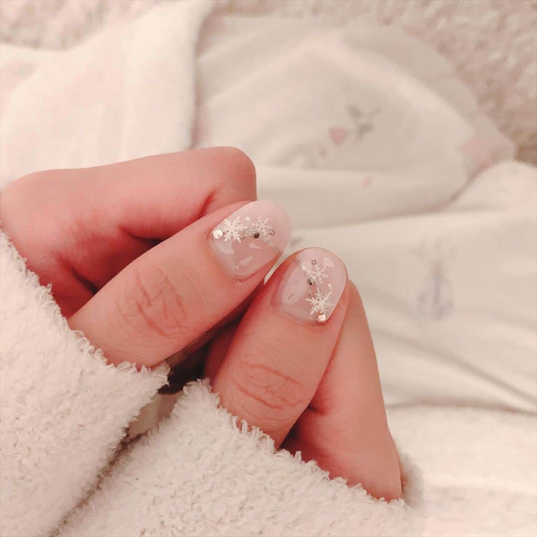 のインスタグラム：「．     new nail ❤️   クリスマスも近いから 雪の結晶にしてもらったよぉ☃️❄️     亀裂入りやすかったから 今回はちょっと短めに✂︎✂︎     ．」