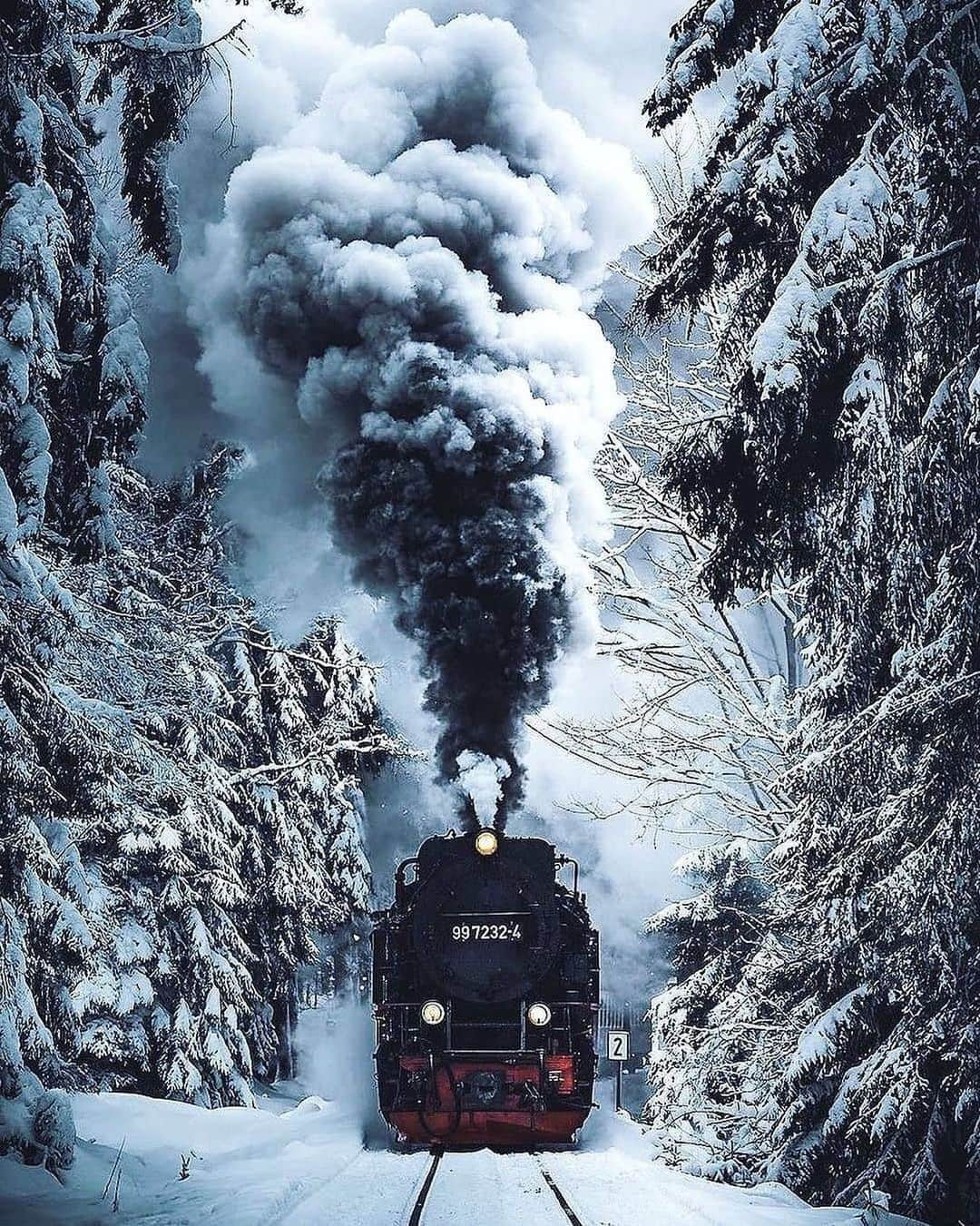 Canon Photographyさんのインスタグラム写真 - (Canon PhotographyInstagram)「A steam train in the Harz Mountains 🚂 Photography // @_andre.diaz Curated by @steffeneisenacher  #harz #harzmountains #steamtrain #brockenbahn #winterwonderland」12月12日 22時13分 - cpcollectives