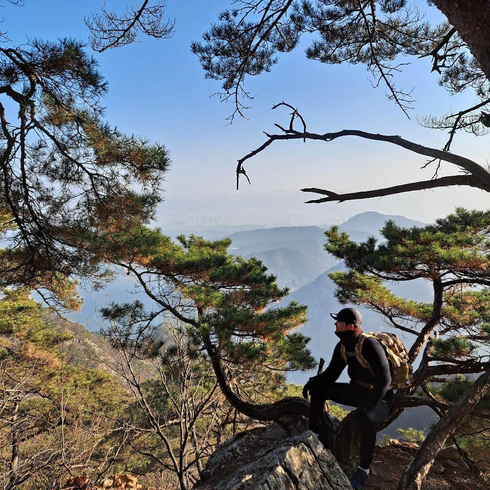 パク・ヒョヌさんのインスタグラム写真 - (パク・ヒョヌInstagram)「우리가 함께 한 첫 등산 ~ 🥰 우리의 추억을 위해 나의 무릎을 버렸다😭  .  . . .  #춘천 #삼악산 #등산 #힐링  #행복 #정상 #등반 #nike #😷😷 #코로나19물러가라」12月12日 22時05分 - h.woo1121