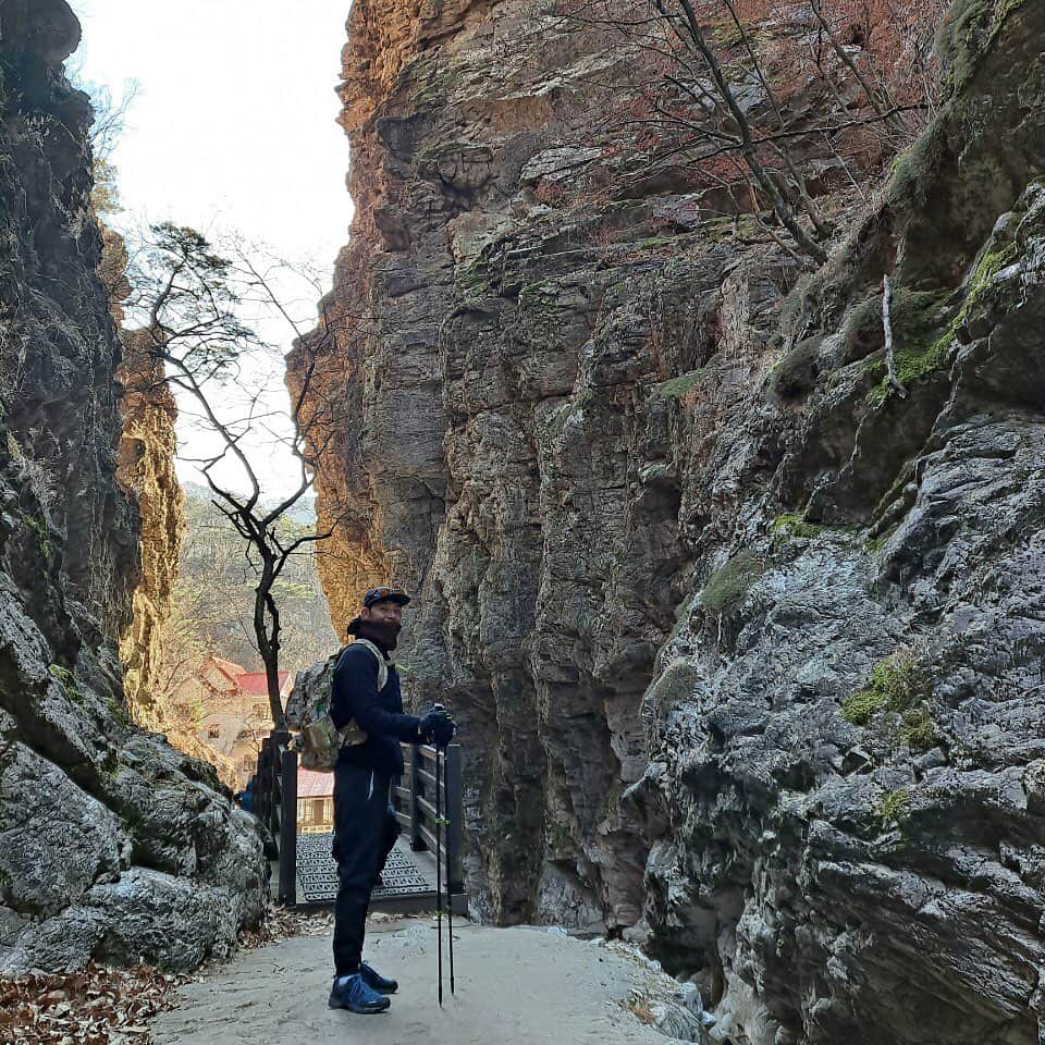 パク・ヒョヌさんのインスタグラム写真 - (パク・ヒョヌInstagram)「우리가 함께 한 첫 등산 ~ 🥰 우리의 추억을 위해 나의 무릎을 버렸다😭  .  . . .  #춘천 #삼악산 #등산 #힐링  #행복 #정상 #등반 #nike #😷😷 #코로나19물러가라」12月12日 22時05分 - h.woo1121