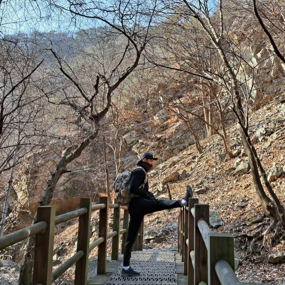 パク・ヒョヌさんのインスタグラム写真 - (パク・ヒョヌInstagram)「우리가 함께 한 첫 등산 ~ 🥰 우리의 추억을 위해 나의 무릎을 버렸다😭  .  . . .  #춘천 #삼악산 #등산 #힐링  #행복 #정상 #등반 #nike #😷😷 #코로나19물러가라」12月12日 22時05分 - h.woo1121