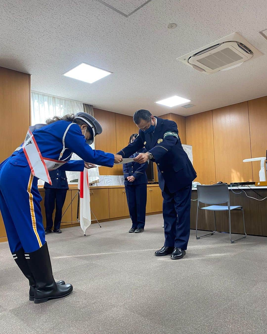 大儀見優季さんのインスタグラム写真 - (大儀見優季Instagram)「厚木警察署一日警察署長を務めさせて頂きました。  これから年末年始にかけて交通量や人の行き来がさらに多くなりうることが予想されると思います。  感染予防対策、ソーシャルディスタンスを保ちながら、交通部隊の皆さん含む市民の皆さんが安心・安全に過ごせるようご自身の健康に注意を払い、こんな時こそ笑顔を絶やさず、いつもより時間に余裕を持って行動し、年末年始を交通事故ZEROで過ごせるよう、共により良い街づくりに貢献していけるようベストを尽くしていきましょう！  市民の皆さん、十分な睡眠を取り、身体に良いものを食べ、良識の範囲内で遊び楽しむことを忘れず、心身ともに良い健康状態を作っていくことが、運転中や歩行時の安全につながると思います。  「自分は大丈夫」とは思わずに、何が起きてもとっさに対応できる準備を心がけるとともに、周りの皆さんへの思いやりと配慮の心を忘れずに行動していきましょう！  #一日警察署長 #厚木警察署 #言いたかったこと言えなかったからここで言います #激励の言葉パニック #そんな失敗もあるさ」12月12日 22時07分 - yuki_nagasato