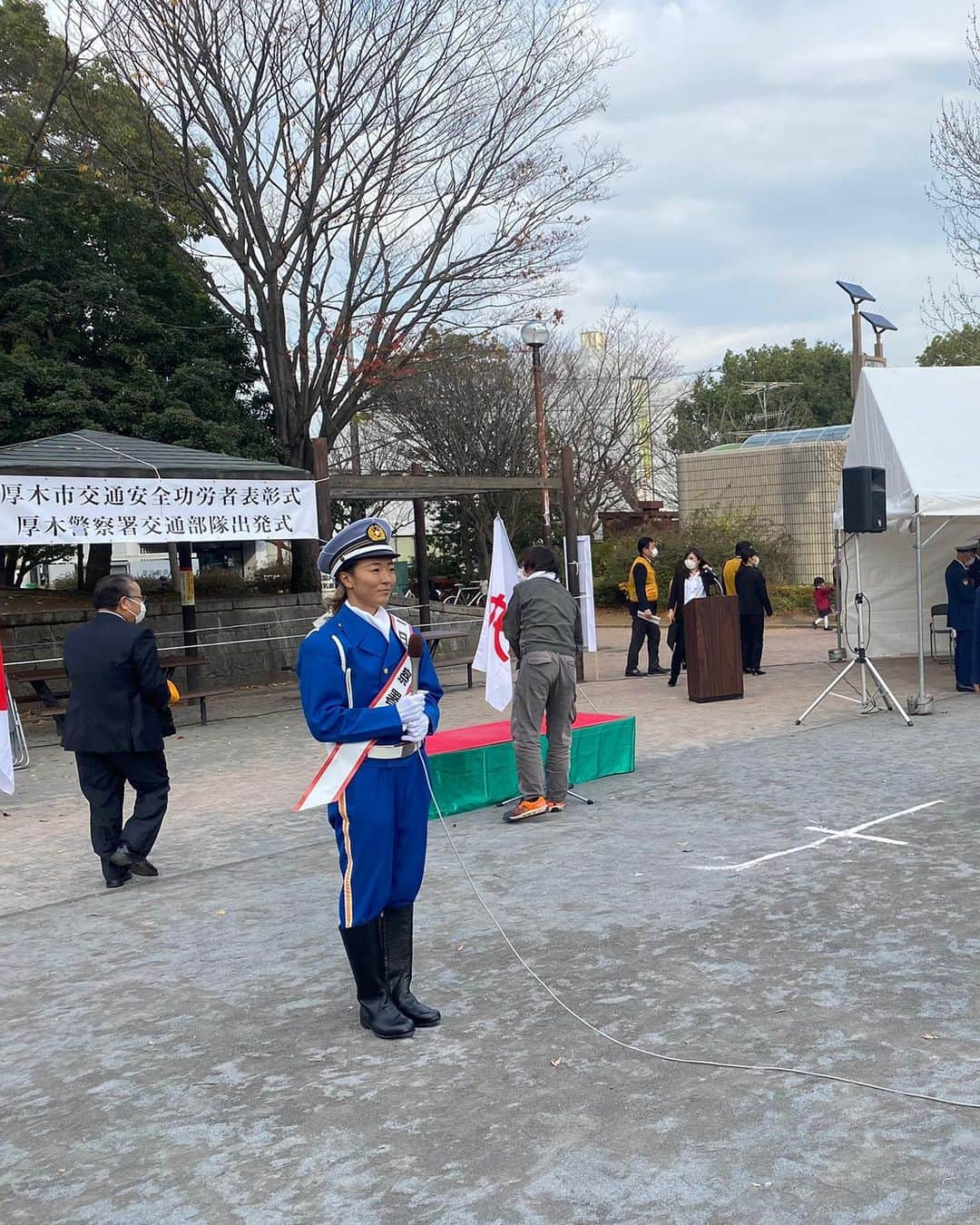 大儀見優季さんのインスタグラム写真 - (大儀見優季Instagram)「厚木警察署一日警察署長を務めさせて頂きました。  これから年末年始にかけて交通量や人の行き来がさらに多くなりうることが予想されると思います。  感染予防対策、ソーシャルディスタンスを保ちながら、交通部隊の皆さん含む市民の皆さんが安心・安全に過ごせるようご自身の健康に注意を払い、こんな時こそ笑顔を絶やさず、いつもより時間に余裕を持って行動し、年末年始を交通事故ZEROで過ごせるよう、共により良い街づくりに貢献していけるようベストを尽くしていきましょう！  市民の皆さん、十分な睡眠を取り、身体に良いものを食べ、良識の範囲内で遊び楽しむことを忘れず、心身ともに良い健康状態を作っていくことが、運転中や歩行時の安全につながると思います。  「自分は大丈夫」とは思わずに、何が起きてもとっさに対応できる準備を心がけるとともに、周りの皆さんへの思いやりと配慮の心を忘れずに行動していきましょう！  #一日警察署長 #厚木警察署 #言いたかったこと言えなかったからここで言います #激励の言葉パニック #そんな失敗もあるさ」12月12日 22時07分 - yuki_nagasato