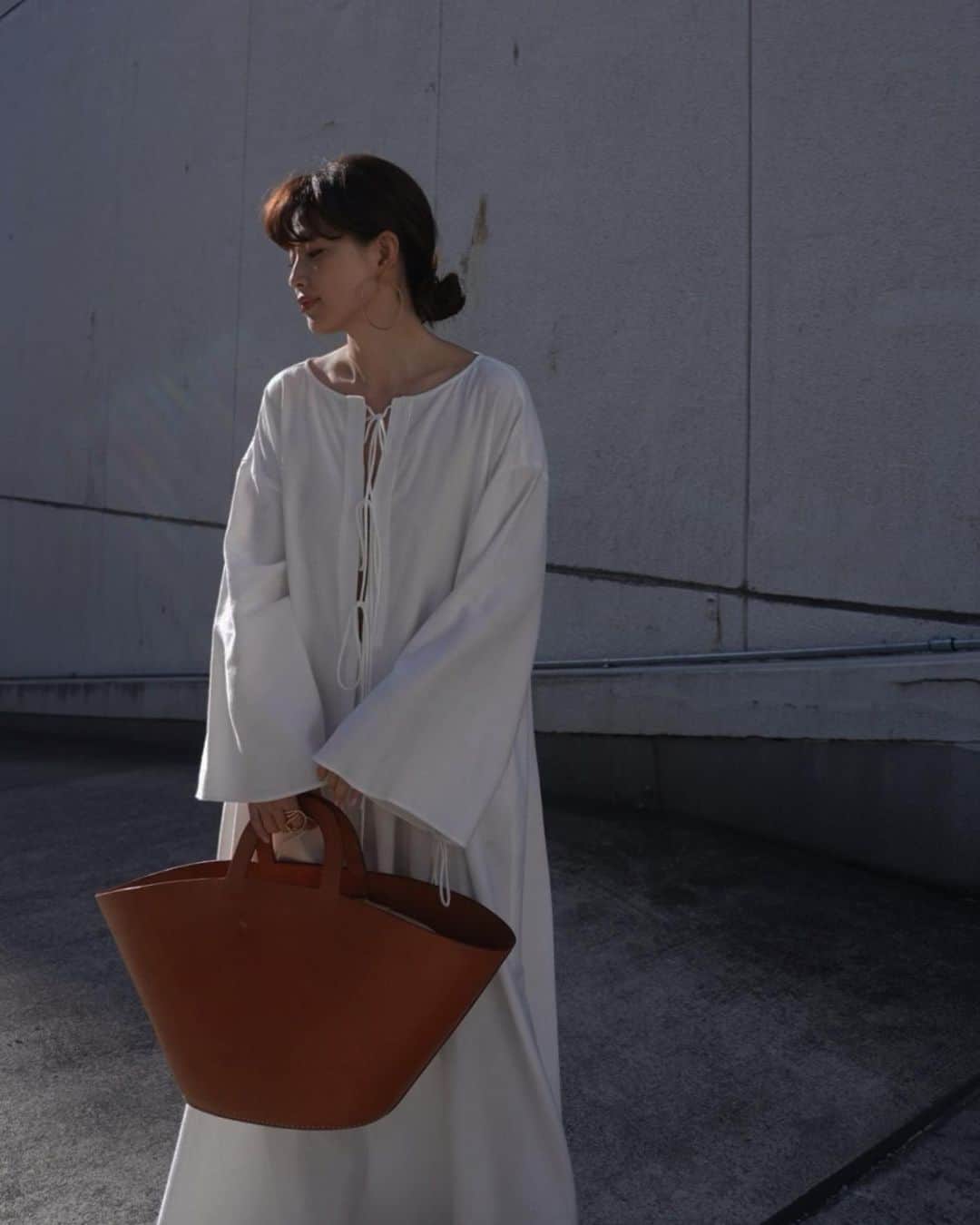 JUNNAのインスタグラム：「【先行受注】 @etretokyo  #2021ETRE_ss   ⚪️フロントリボンネップフレアワンピース  たっぷりの袖  ボディーラインを拾わぬリラックスシルエット 一枚で着ても、パンツをレイヤードしても◎  ネップが入った柔らかいシルク混の生地を使用し 肌触りの良さと優しい表情感をプラスしました。  【2021 春の先行受注】  オンラインストア 12/10(木)19:00 -12/17(木)12:00PM  ルミネ新宿 12/10(木) -12/16(水)  #etretokyo #春服 #春#春コーデ#春メイク#ベージュ#ベージュコー#156cm#YouTube#21SS#再販」
