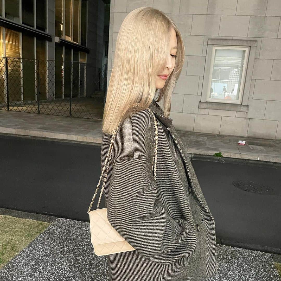 のインスタグラム：「. "ラフで色気のあるヘアー" . . 【エフォートレスカット】 ◉ラフに決まるセットも簡単なカット. ◉飾らず、抜け間のある雰囲気に！ ◉軽やかで美しい女性. . . 【ハイブロンド】 ◉根元から思いっきりブロンドでクールな印象へ. ◉顔が明るく見え、肌が綺麗に見える！ ◉自信と魅力のある女性.  以上の効果が期待できます💫  #effortlesscut#balayage#highlight#shadowroot#ombre #オンブレ#オンブレカラー#ハイライト#バレイライト#バレイヤージュ#海外ヘアー#リアル海外ヘアー#ラフカット#エフォートレスカット#ラフで適当がカッコいい#ラフで色気のあるヘアー#SHIMA  #effortlesscut#balayage#highlight#shadowroot#ombre #オンブレ#オンブレカラー#ハイライト#バレイライト#バレイヤージュ#海外ヘアー#リアル海外ヘアー#ラフカット#エフォートレスカット#ラフで適当がカッコいい#ラフで色気のあるヘアー#キャメルブラウン#SHIMA#色気#セクシー#sexy#ラフ#クール#髪型ではなく色気を買う時代」